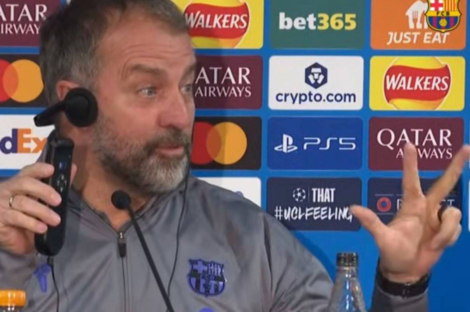 Sceny na konferencji z Flickiem. Nagle pokazał trzy palce