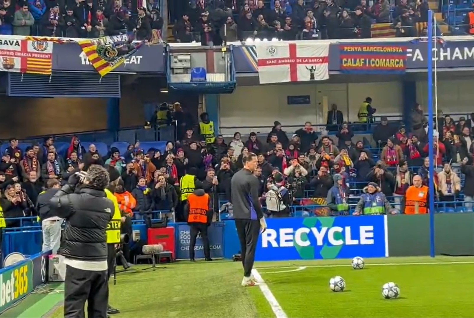 Zaczęli śpiewać o Szczęsnym. Sceny na rozgrzewce przed hitem LM