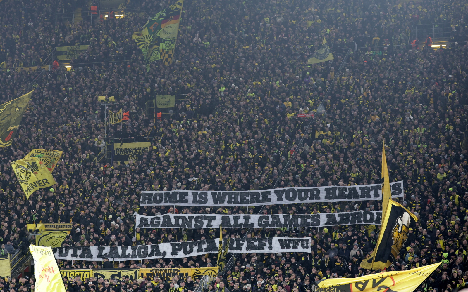 Niemieccy kibice wywiesili transparenty. Zaskakujące, w kogo uderzyli