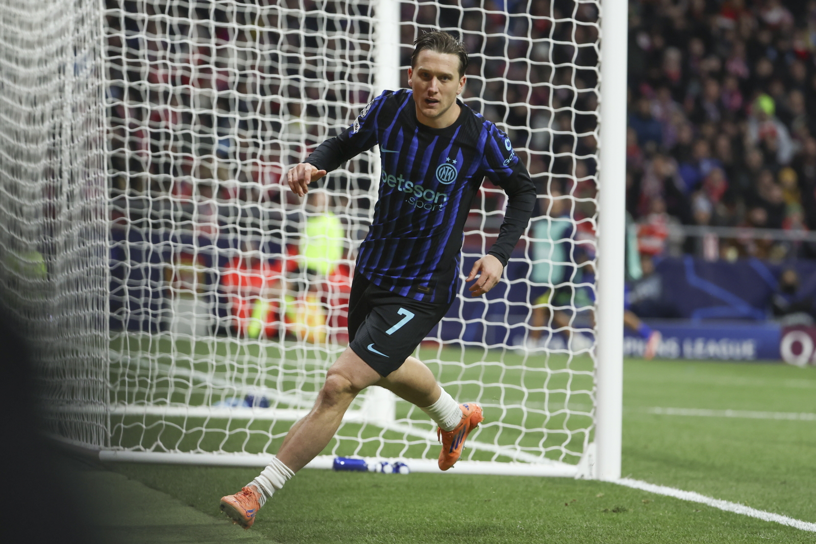 Piotr Zieliński rozpędza się. Bramka w Lidze Mistrzów