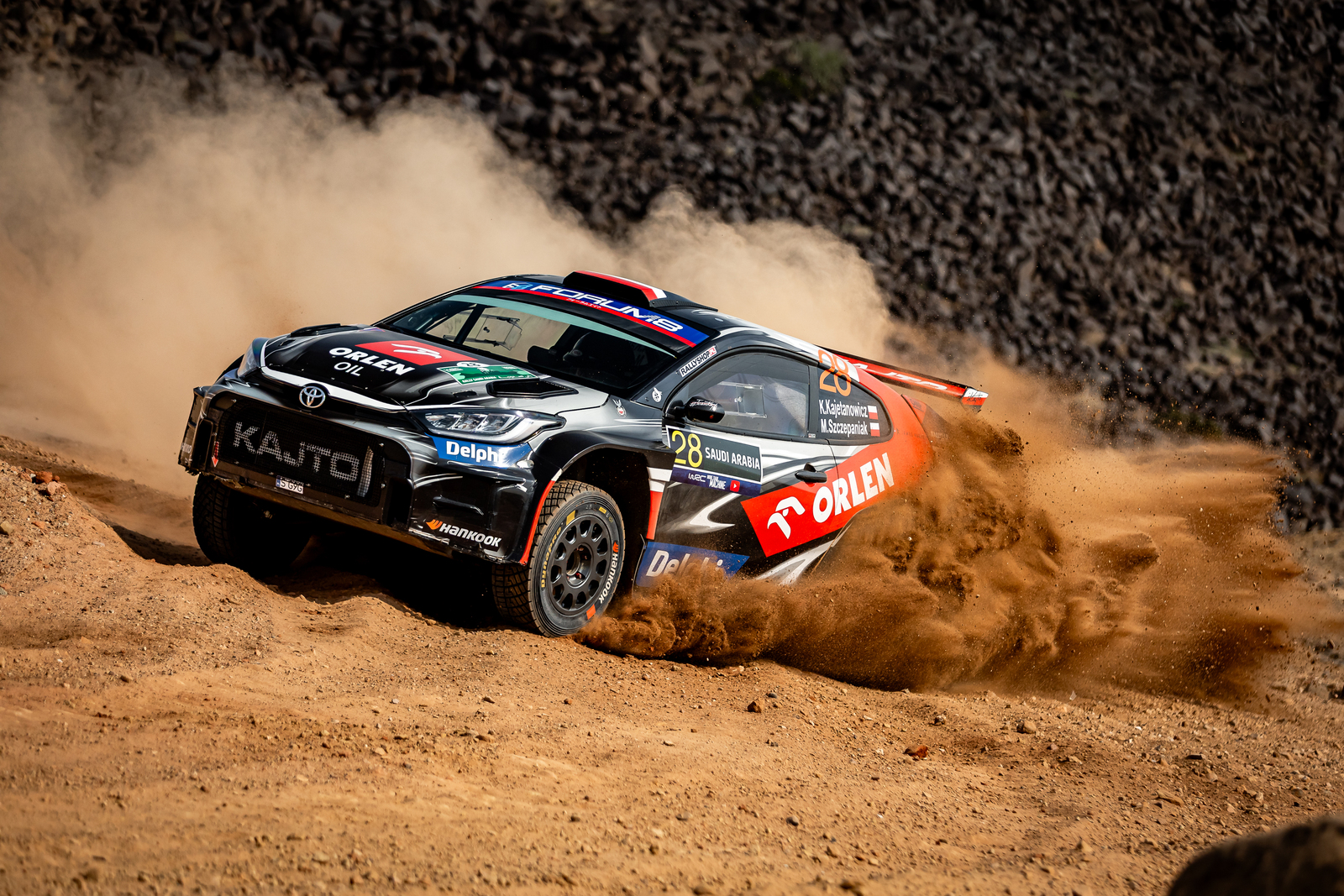 Świetne tempo na pustyni. Kajetanowicz na czele