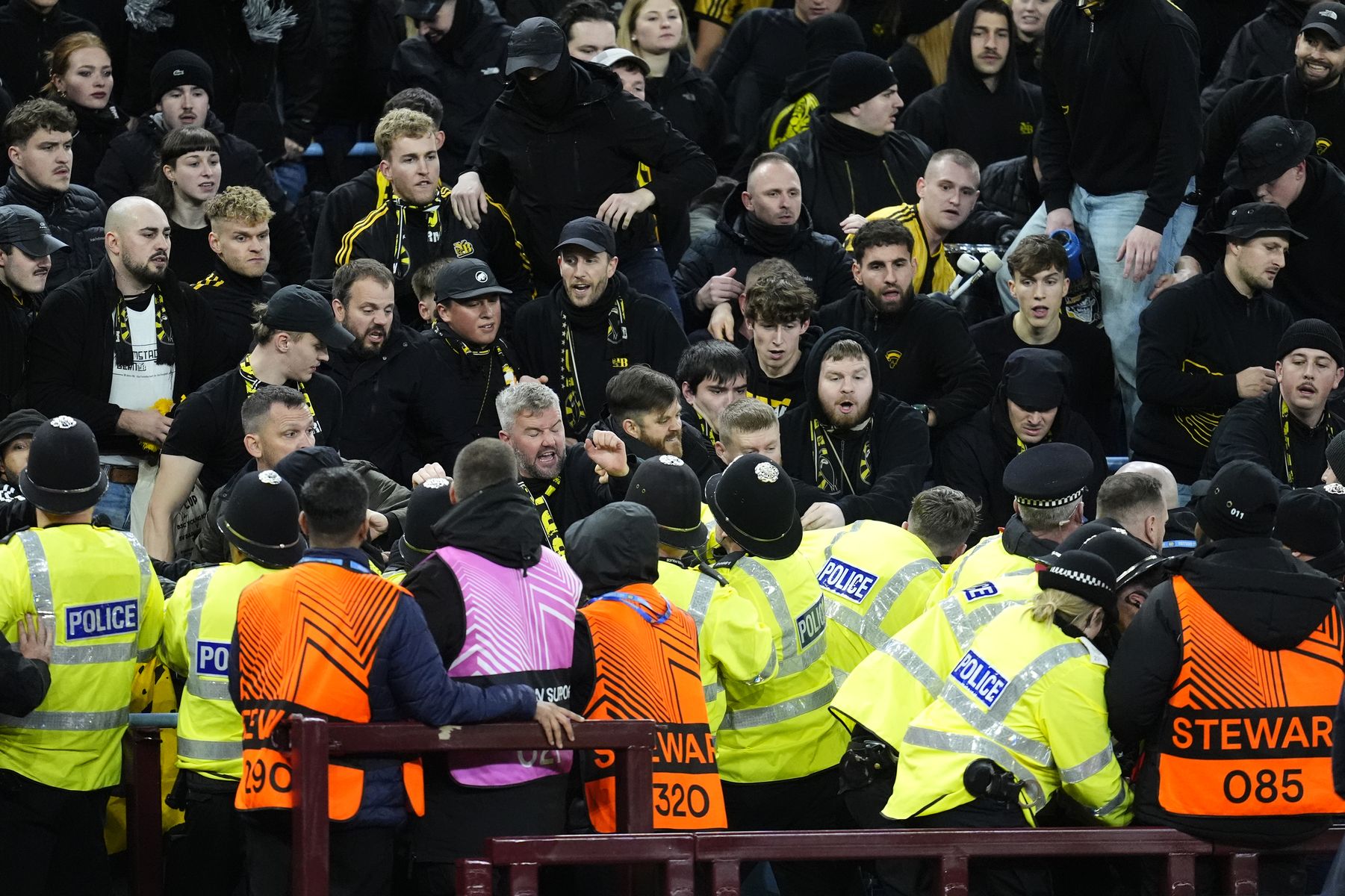 Dantejskie sceny. Sędzia musiał przerwać mecz
