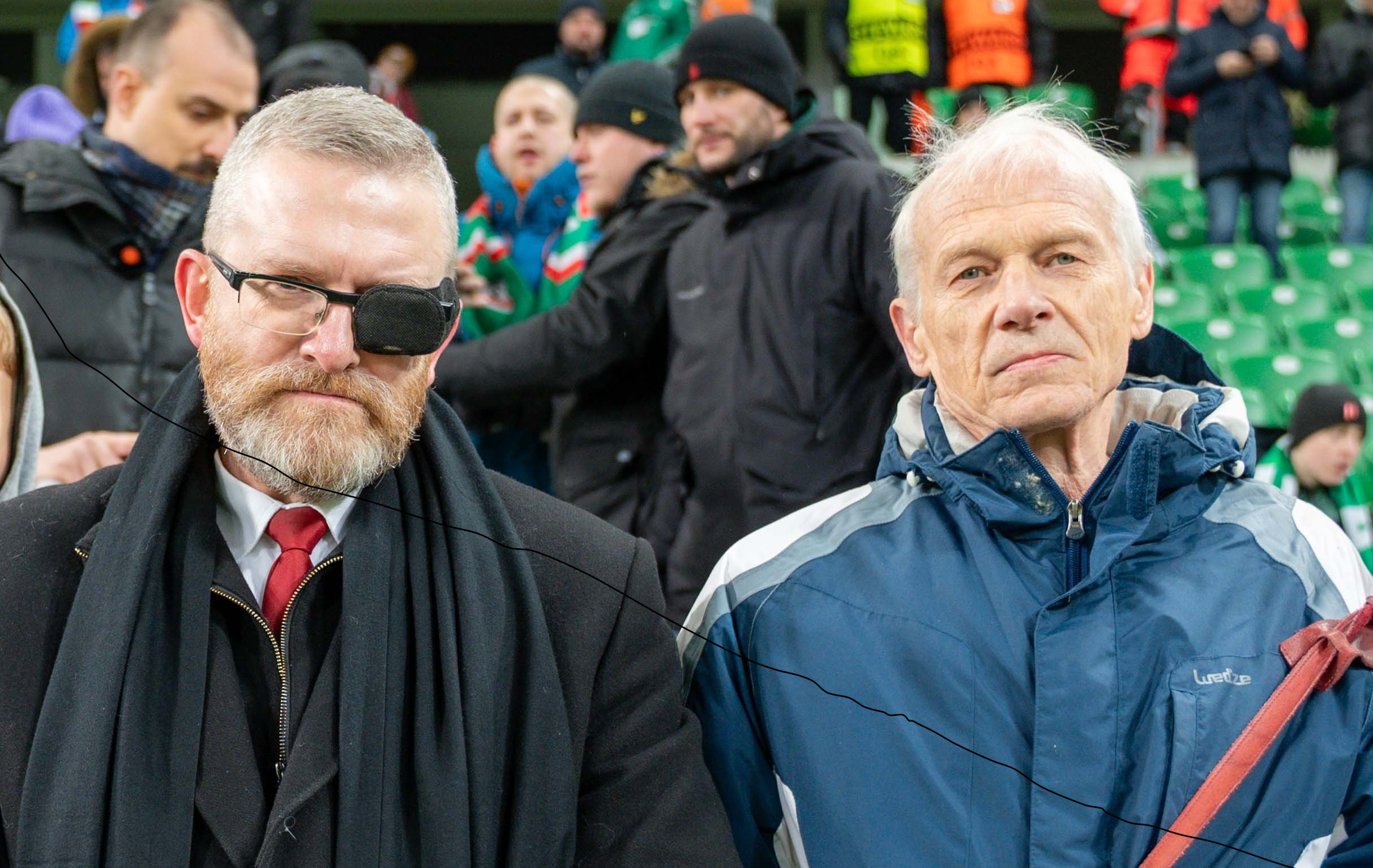 Znany morderca na trybunie rodzinnej Legii. A obok niego polski polityk