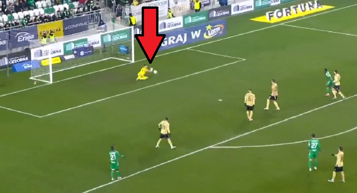 Tak nie może grać lider Ekstraklasy. Kolejna wpadka bramkarza Górnika