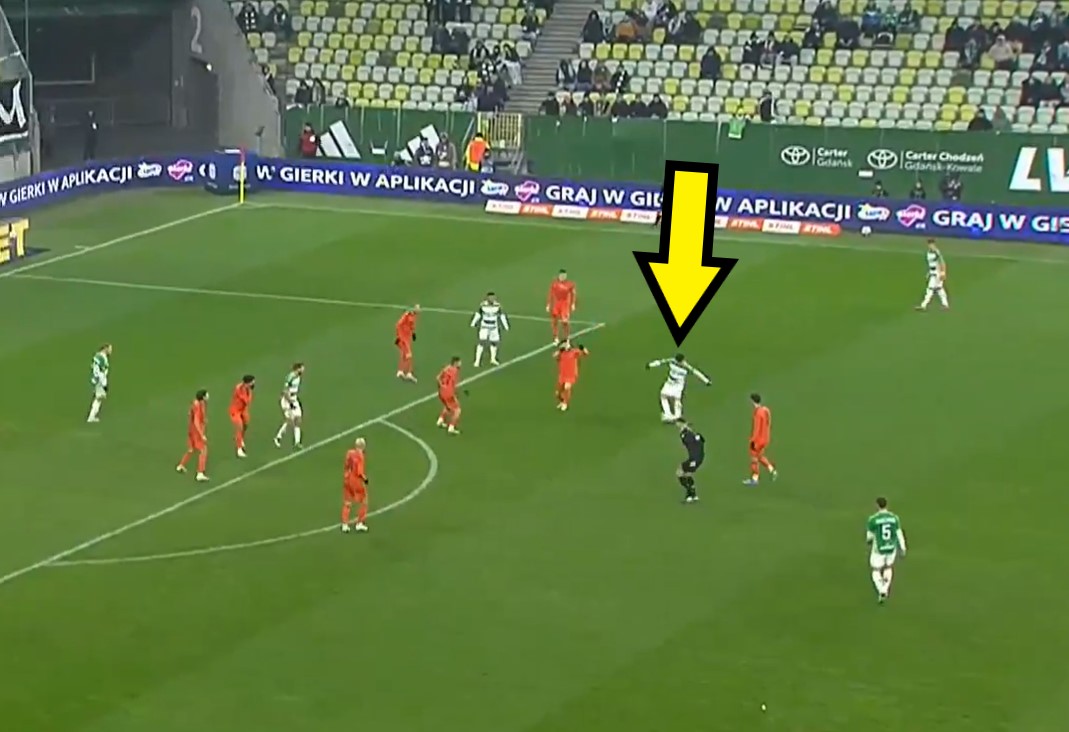 Piłkarz Lechii miał dużo miejsca. Rywale gwałtownie pożałowali, piękny strzał