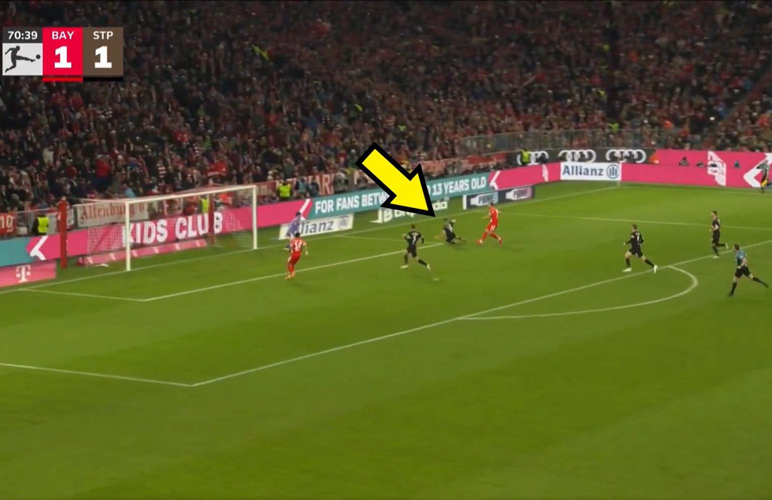 Kane miał dogodną okazję. Wtedy do akcji wkroczył Polak [WIDEO]