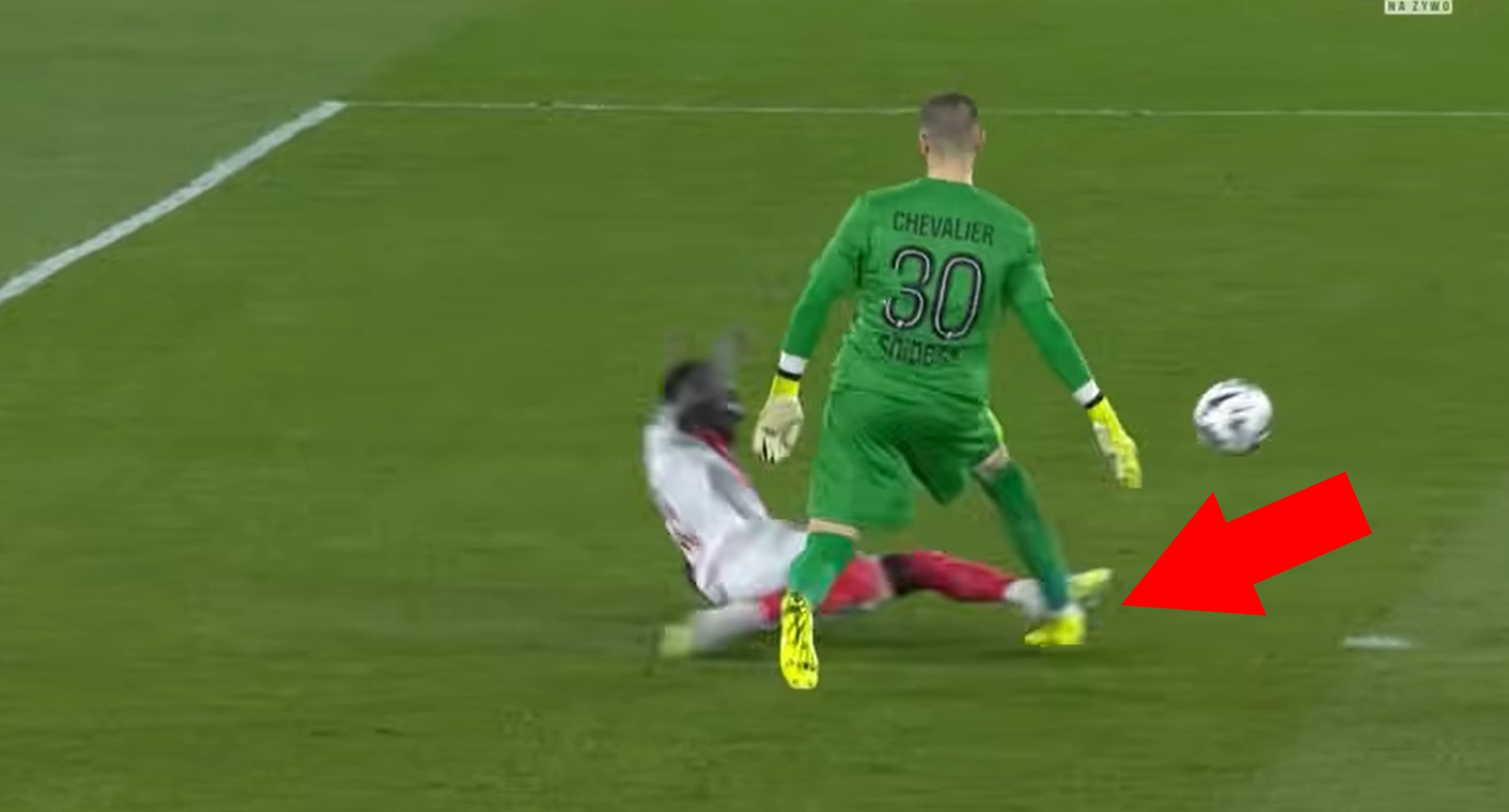 Szok. Po tym brutalnym faulu nie zobaczył czerwonej kartki. Jest nagranie