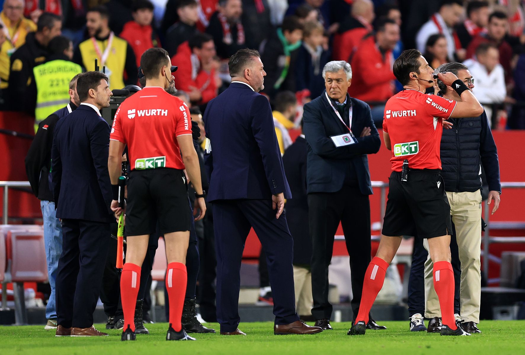 Skandal w derbowym starciu w Hiszpanii. Przerwali mecz