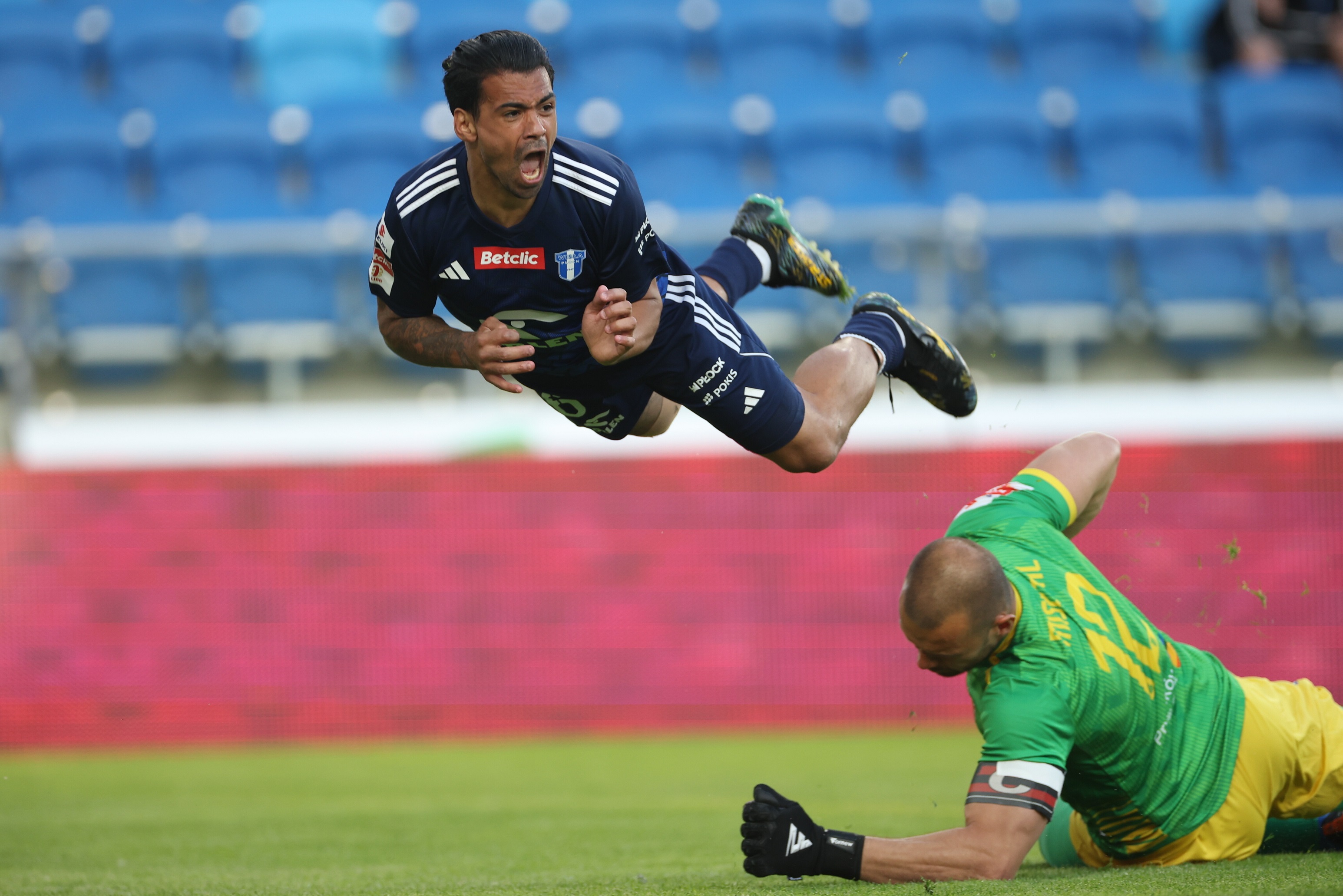 "Komedianckie zachowanie". Piłkarz zrównany z ziemią