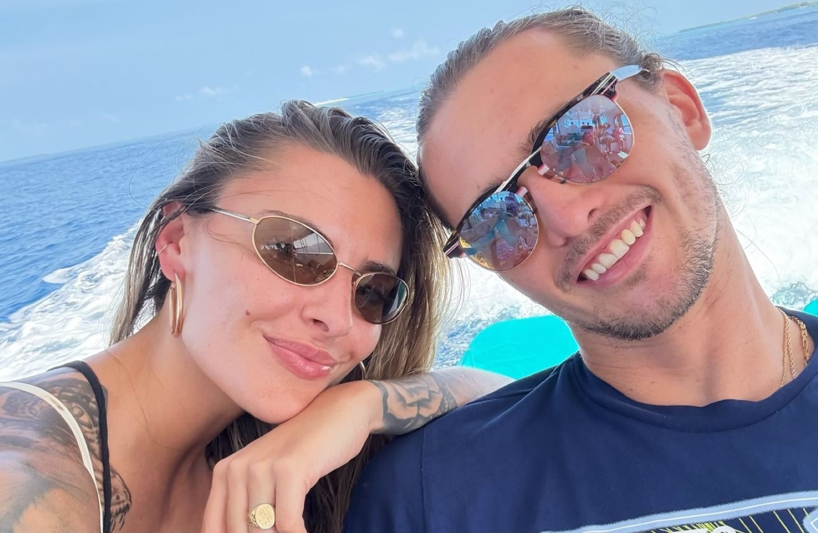 Jest od niego starsza o 8 lat. Pokazali zdjęcia z rajskich wakacji