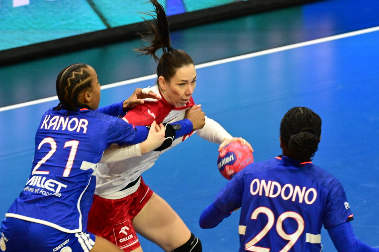 Polki powalczyły z obrończyniami tytułu. Jedna świetna połowa to jednak za mało