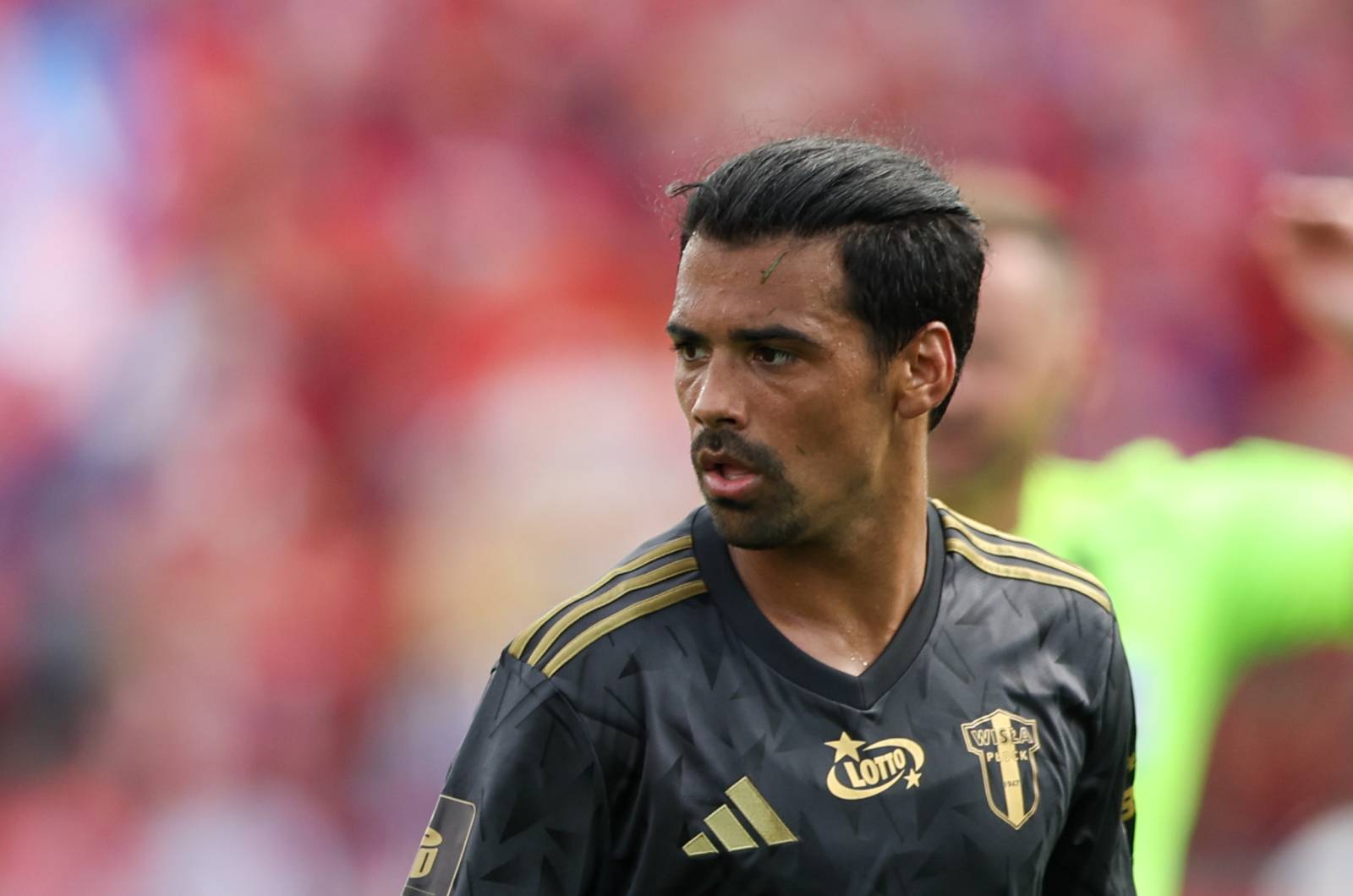 Swoją postawą w Ekstraklasie wzbudza kontrowersje. "To nie ja rozdaję kartki"