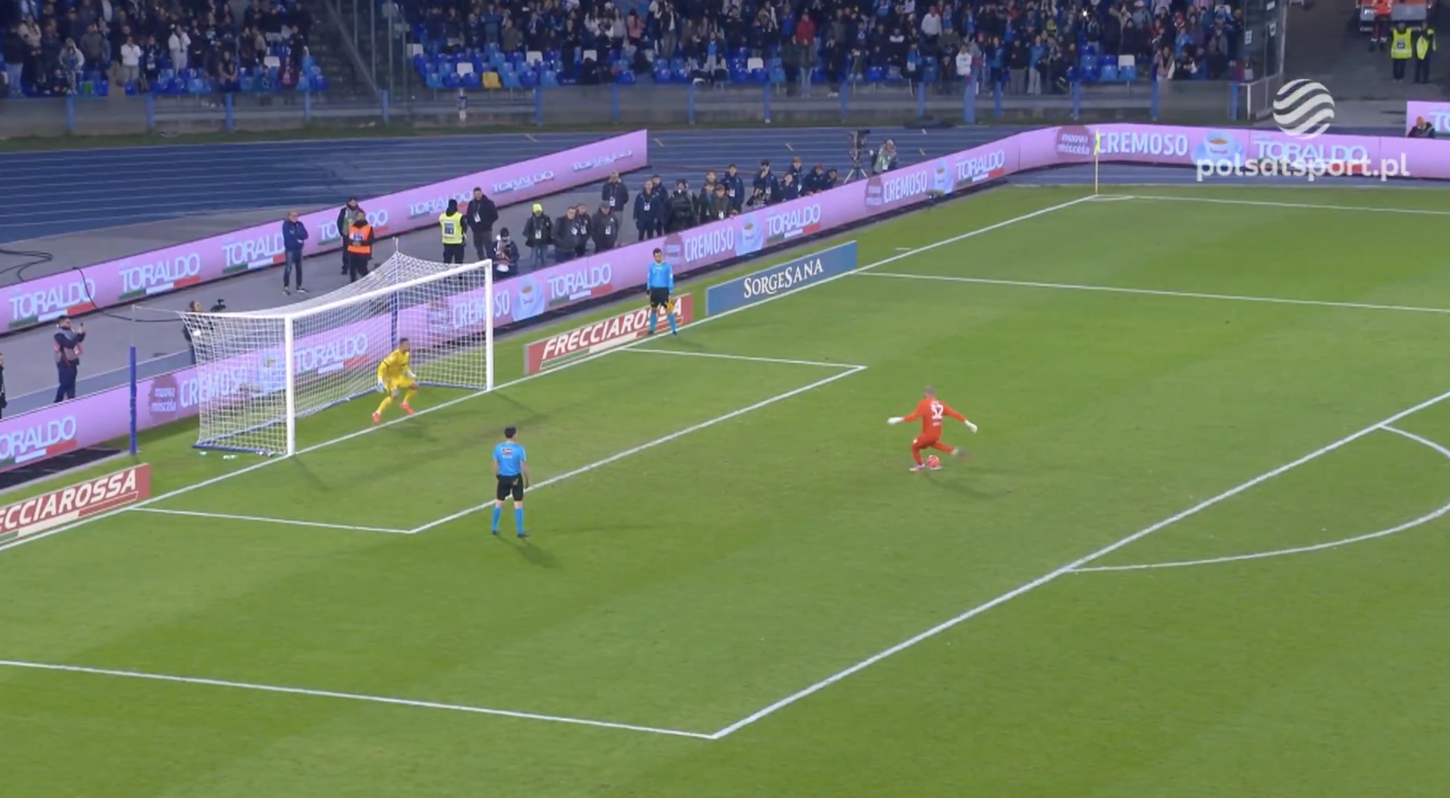 Zawstydził Lewandowskiego. Bramkarz pokazał, jak strzelać karne