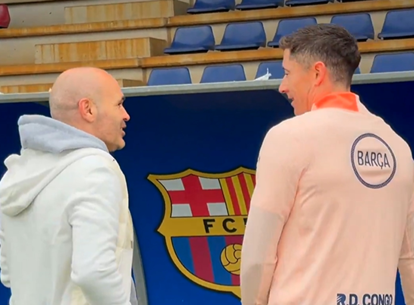 Legendarny piłkarz wrócił do Barcelony. Tak potraktował Lewandowskiego