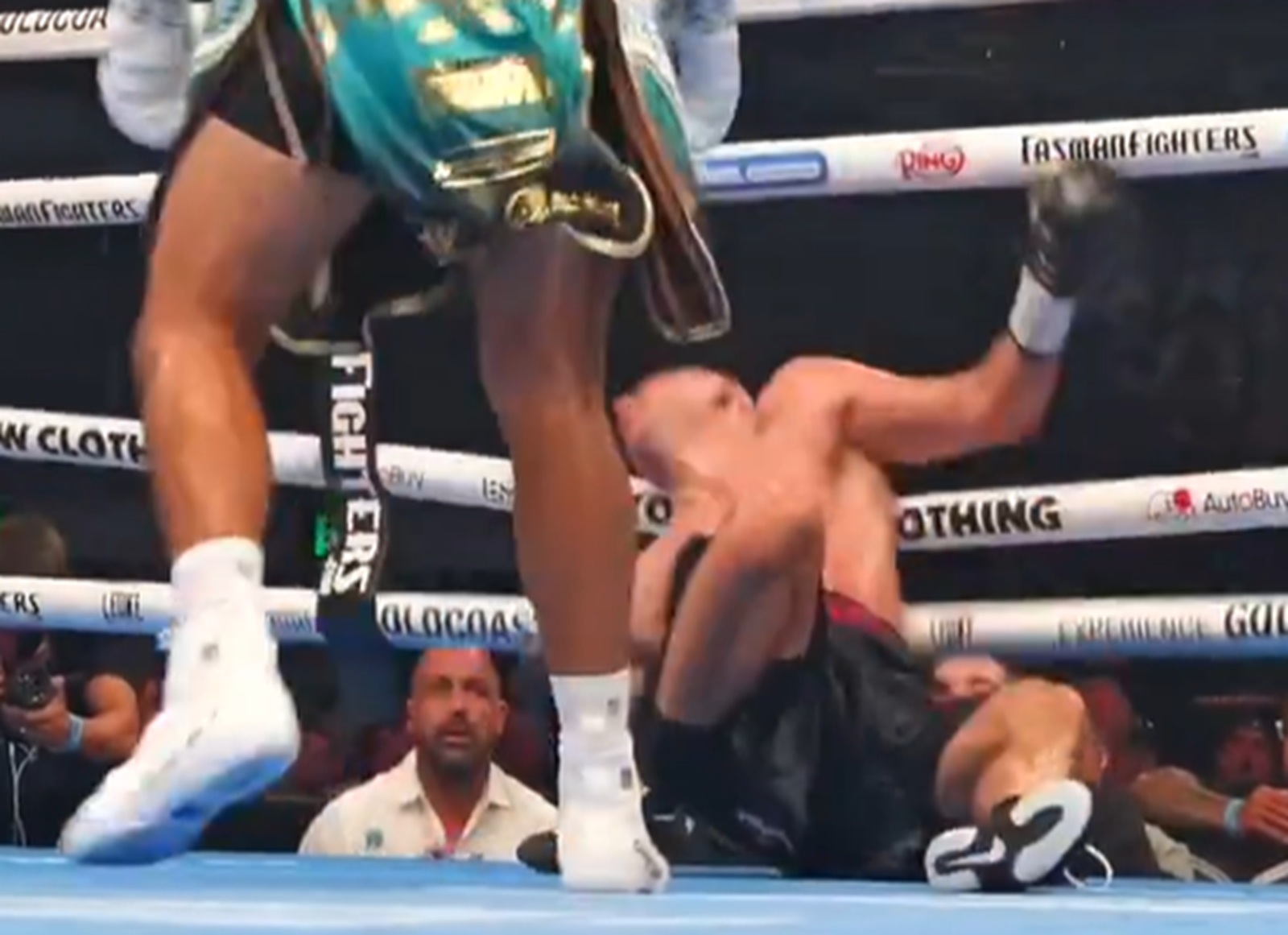 Padł nieprzytomny na liny. Potworny nokaut [WIDEO]