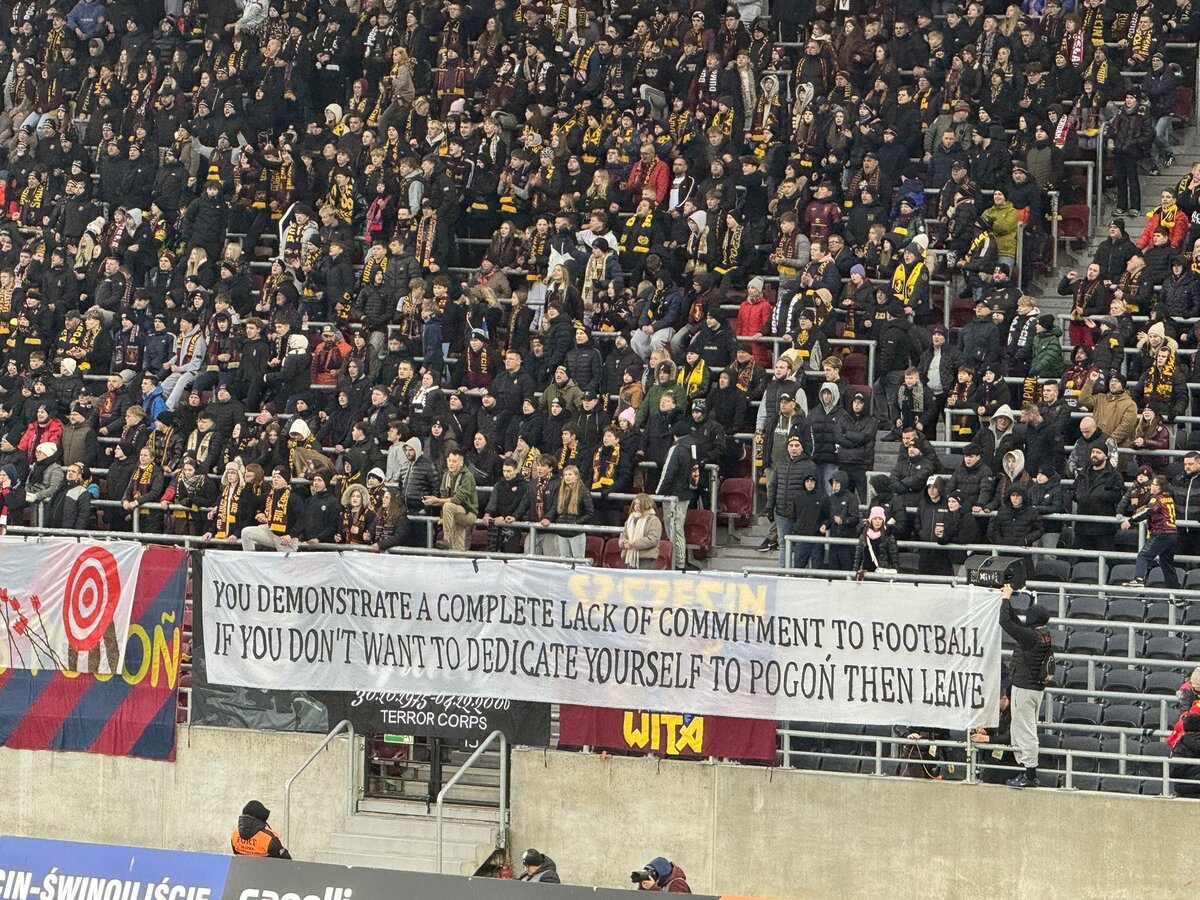 Kibice Pogoni Szczecin zabrali głos. Transparenty zawisły na trybunie