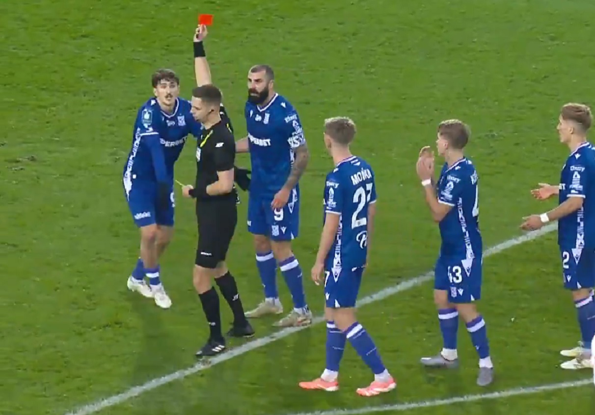 Dwie żółte kartki w półtorej minuty. Katastrofa piłkarza Lecha Poznań