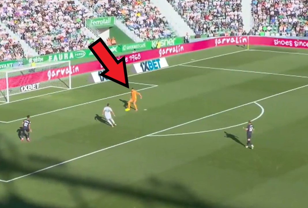 Niewiarygodny błąd bramkarza. To nie zdarza się często [WIDEO]