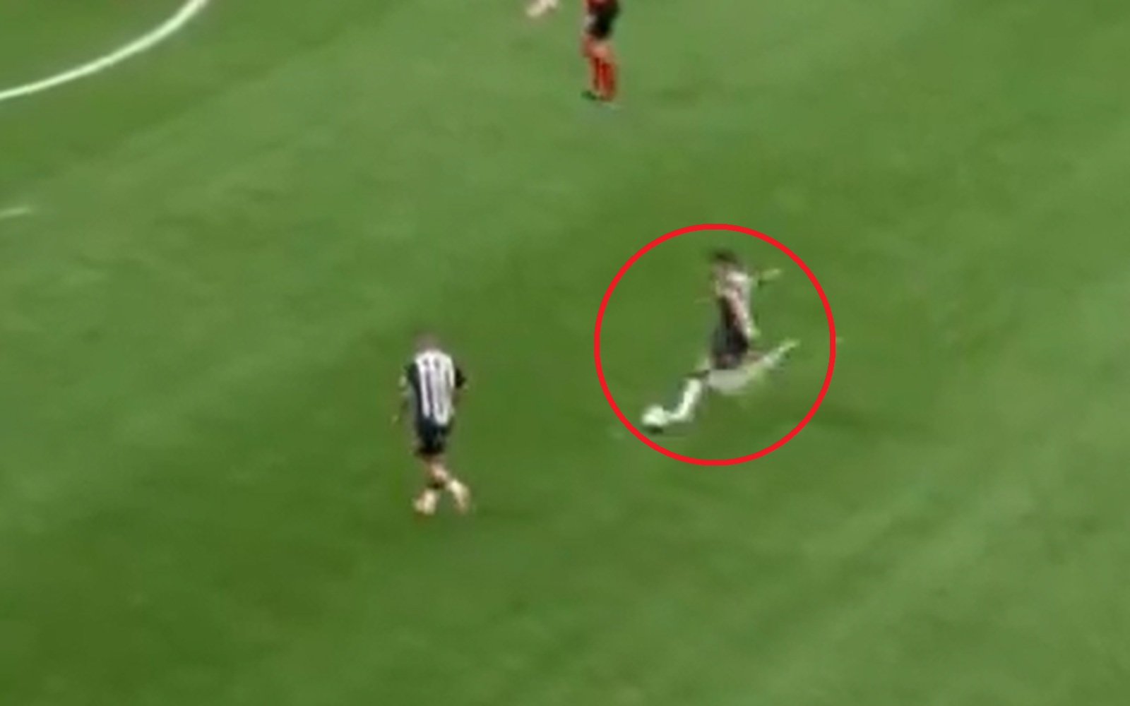 Nieprawdopodobny gol 39-latka. Obejrzysz więcej niż raz [WIDEO]