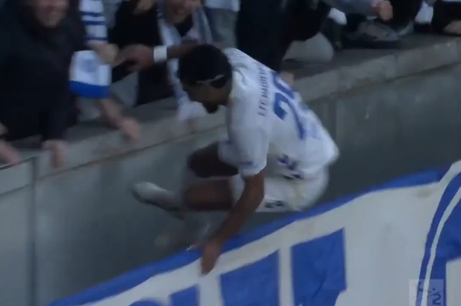 Strzelił gola i wpadł do rowu. Niemcy najedli się strachu [WIDEO]