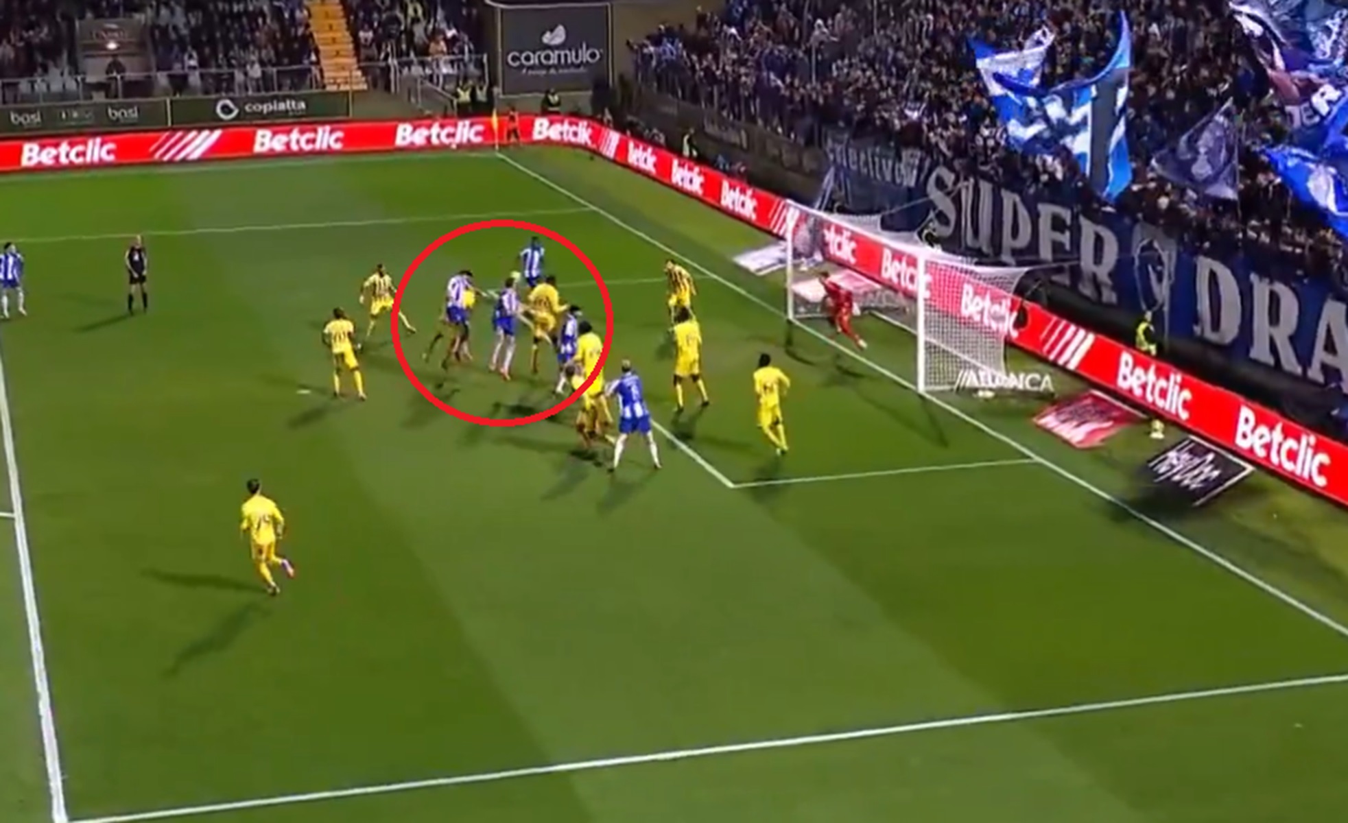 Kiwior blisko gola. Spójrz, co wydarzyło się za moment