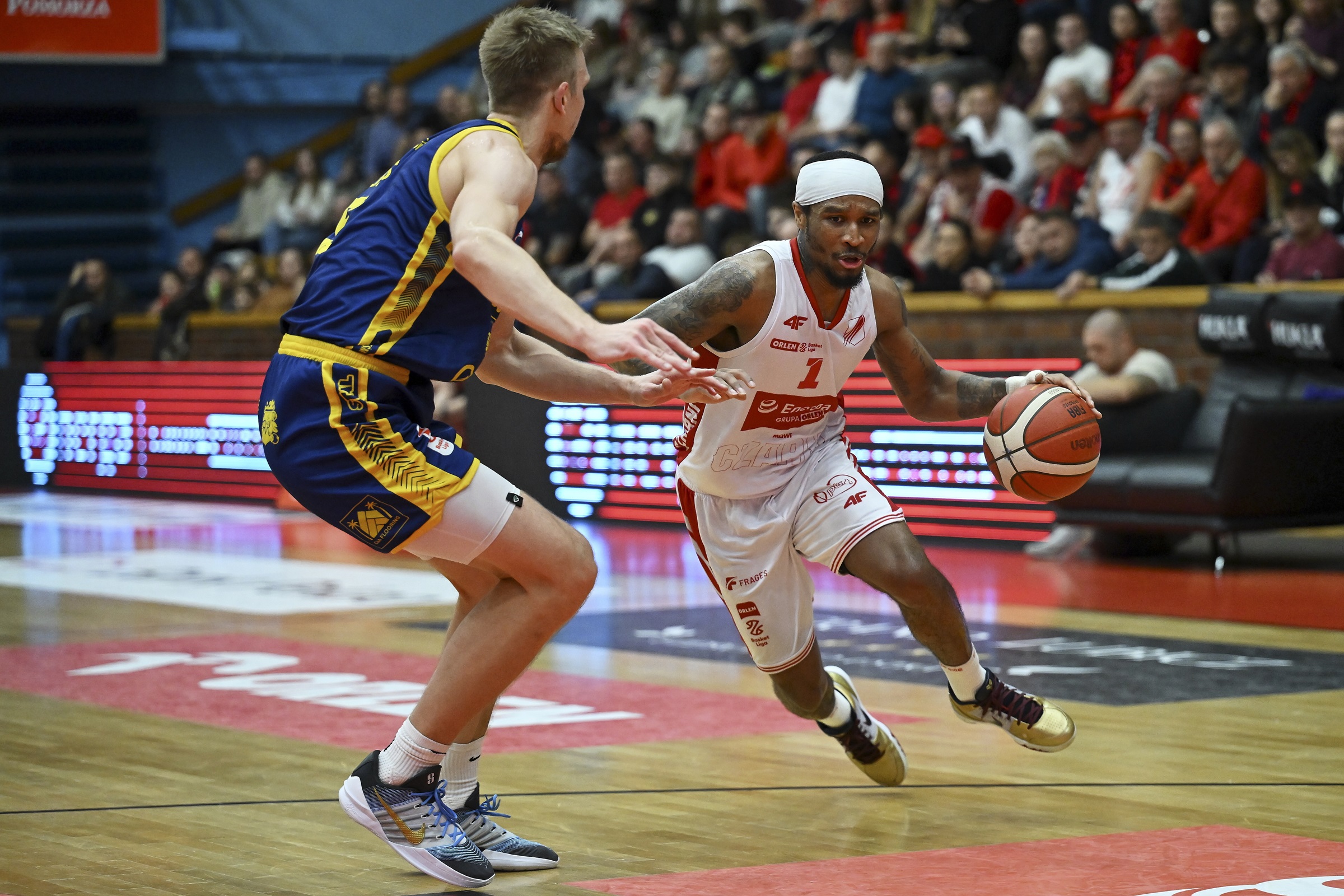 Huknął o parkiet. Co z graczem Energa Czarnych?