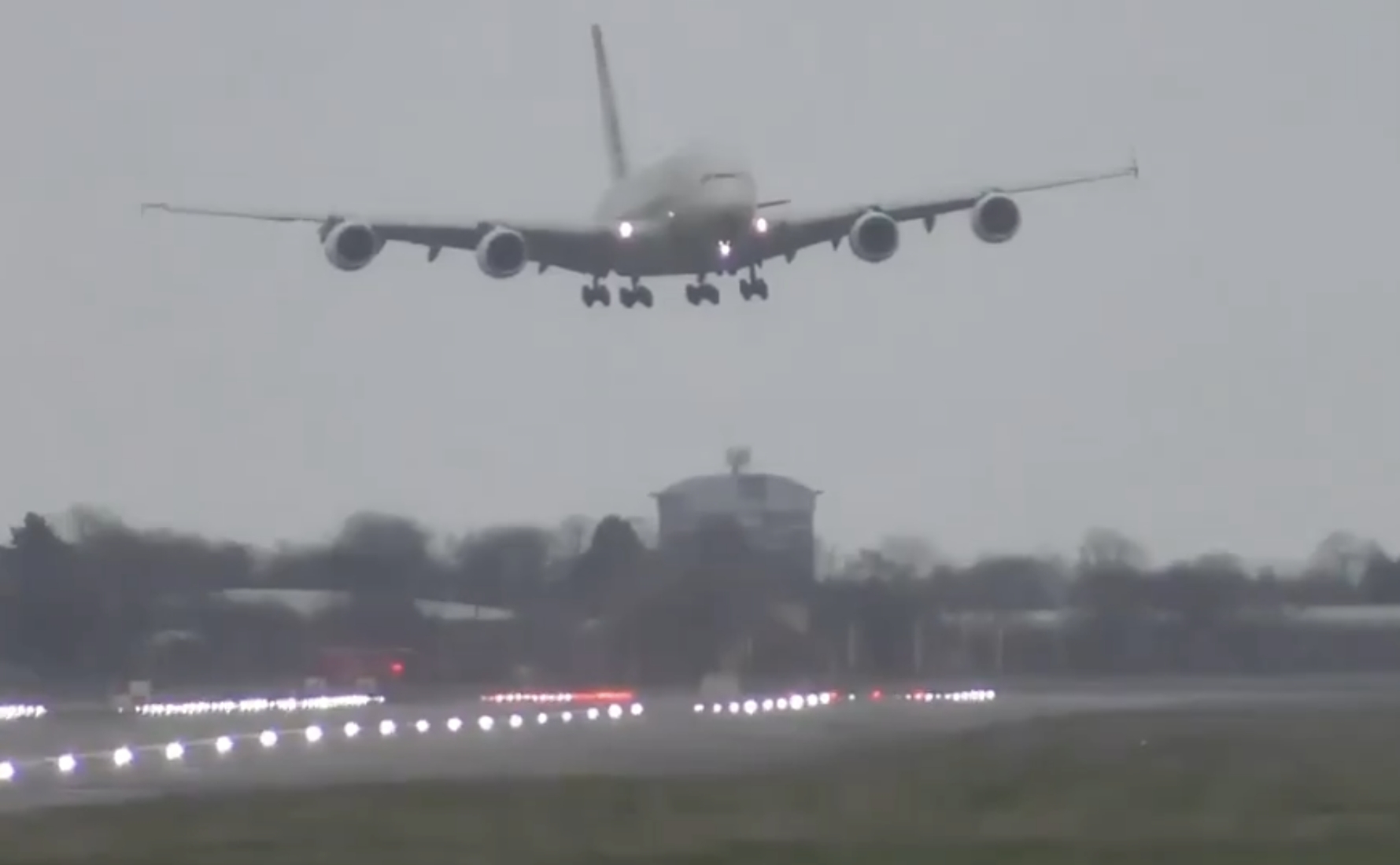 Chwile grozy przy lądowaniu. Wszystko się nagrało