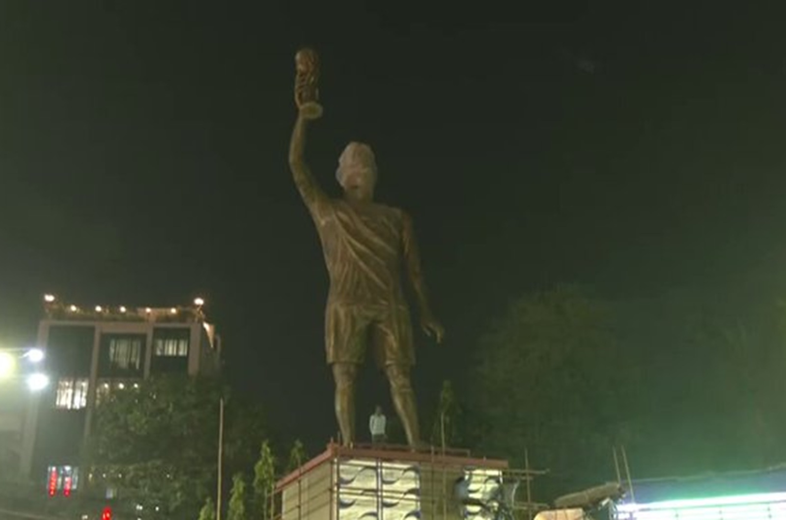 Wybudowali ponad 21-metrowy pomnik. Poznajesz?