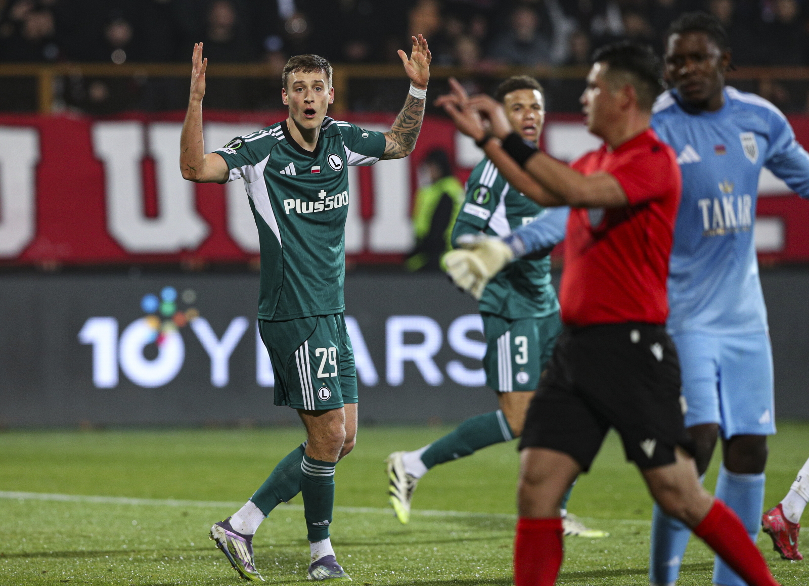 O piłkarzu Legii było głośno. Czekał 15 godzin