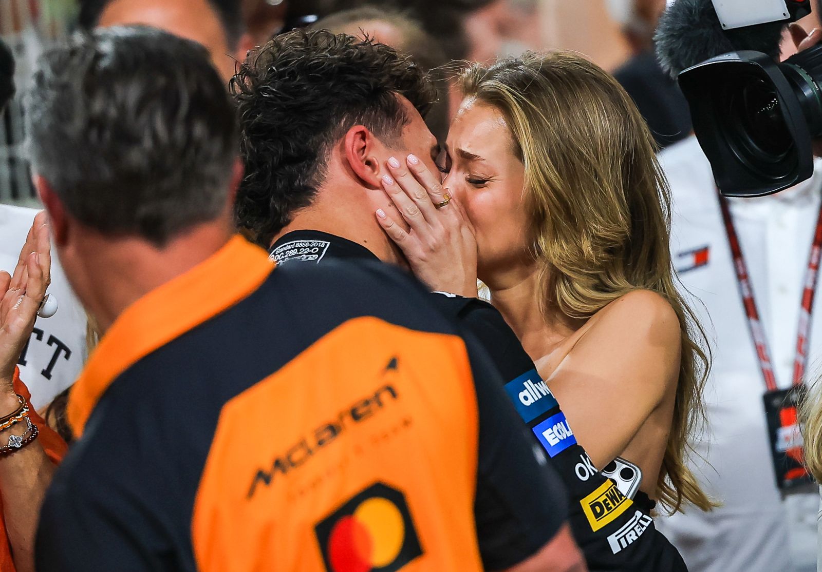 O tym pocałunku jest głośno. Długo ukrywali swój związek