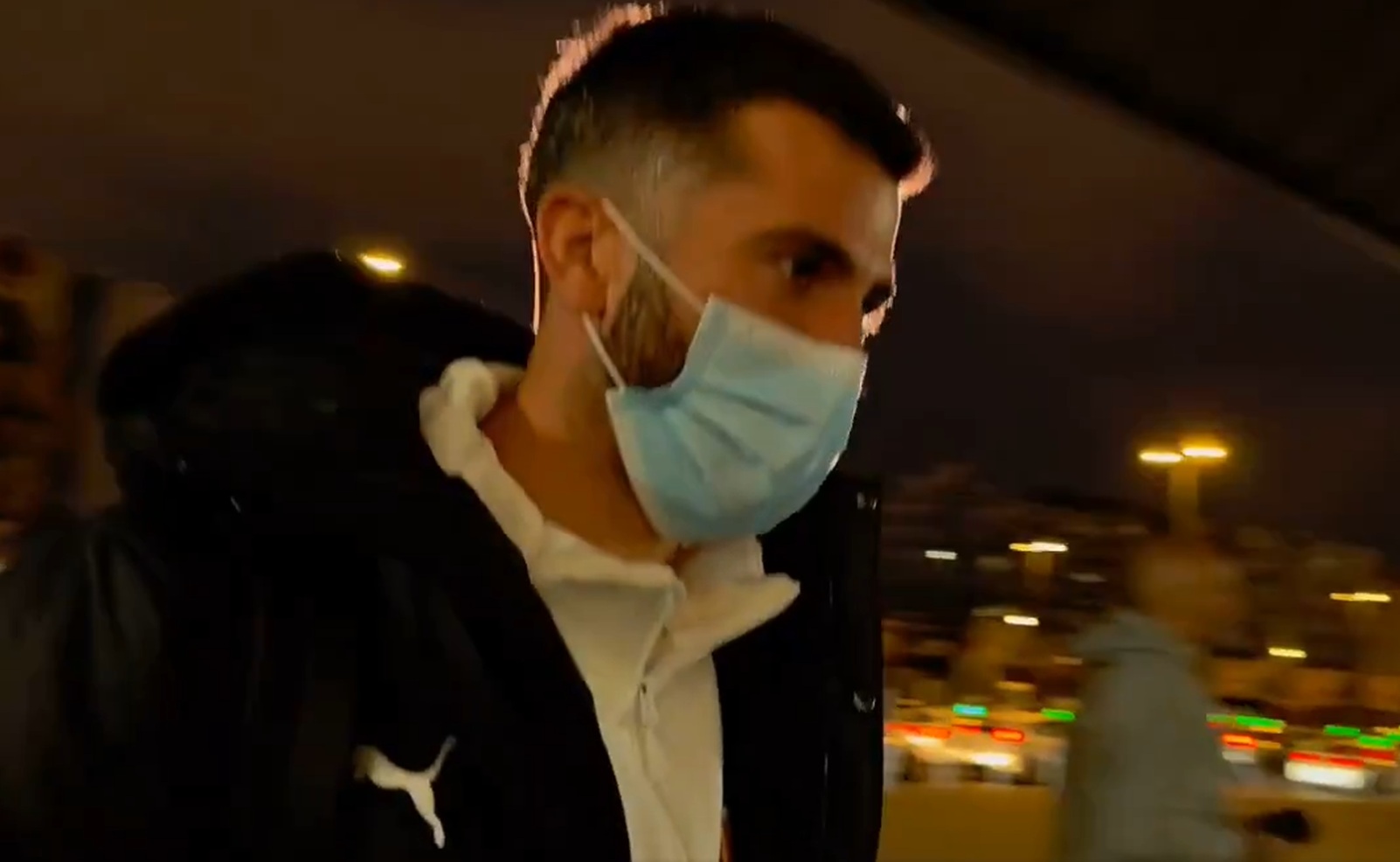 Wszystkich zaskoczył widok piłkarzy w maseczkach. Wiadomo, jaki jest powód