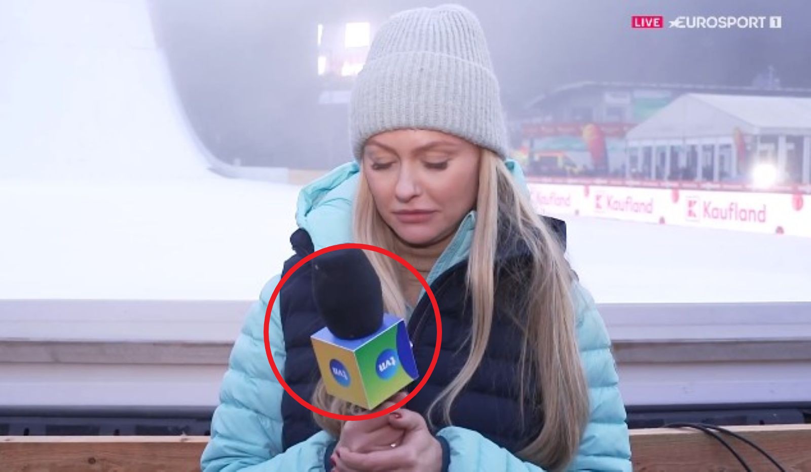 Kabaret na żywo. Nagle zaczęła patrzeć na swój mikrofon