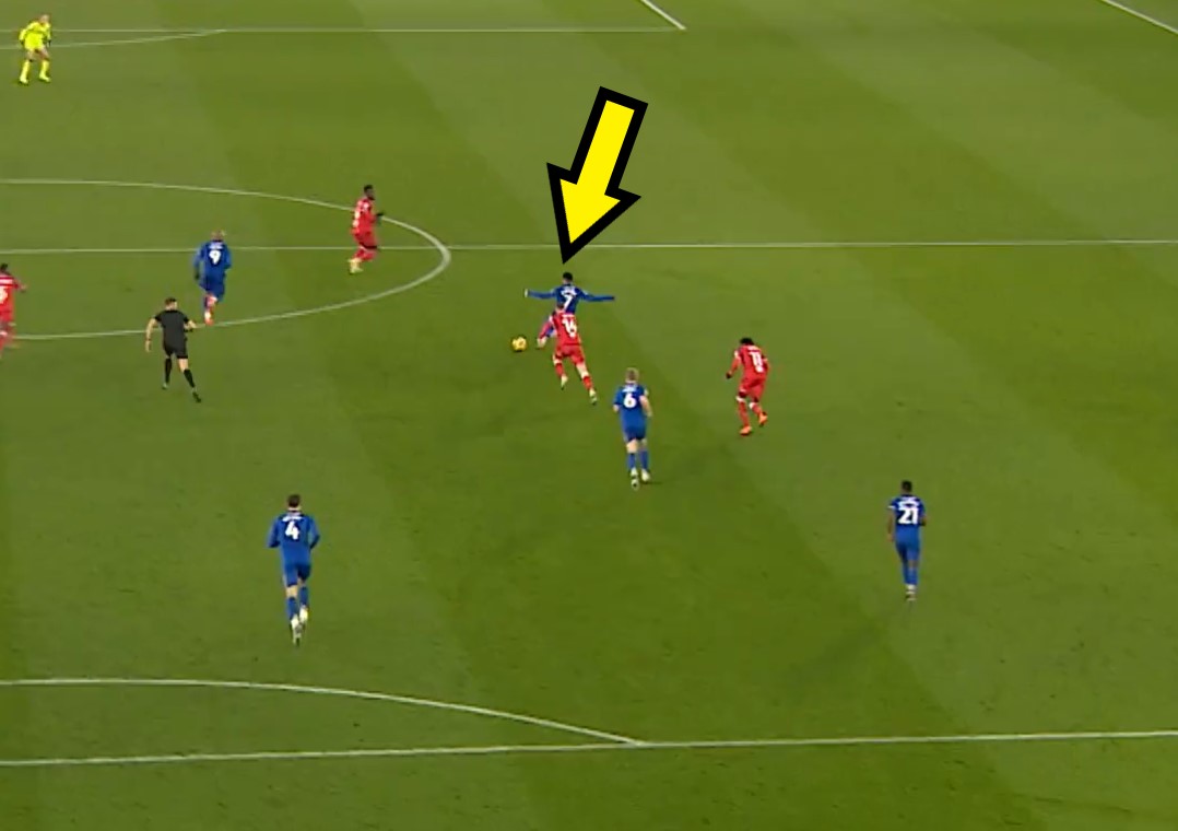 Oddał strzał zza połowy boiska. Komentator aż krzyknął [WIDEO]