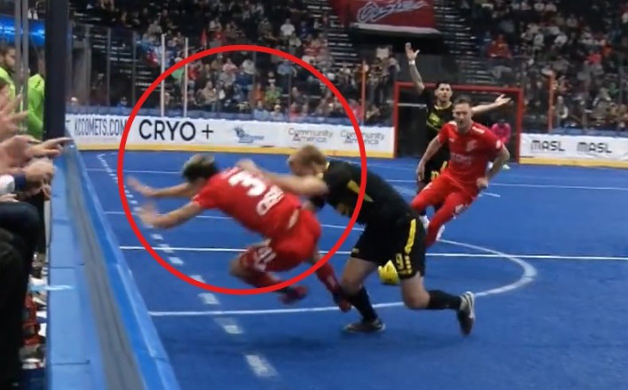 Skandaliczne sceny. Cisnął rywala o bandę