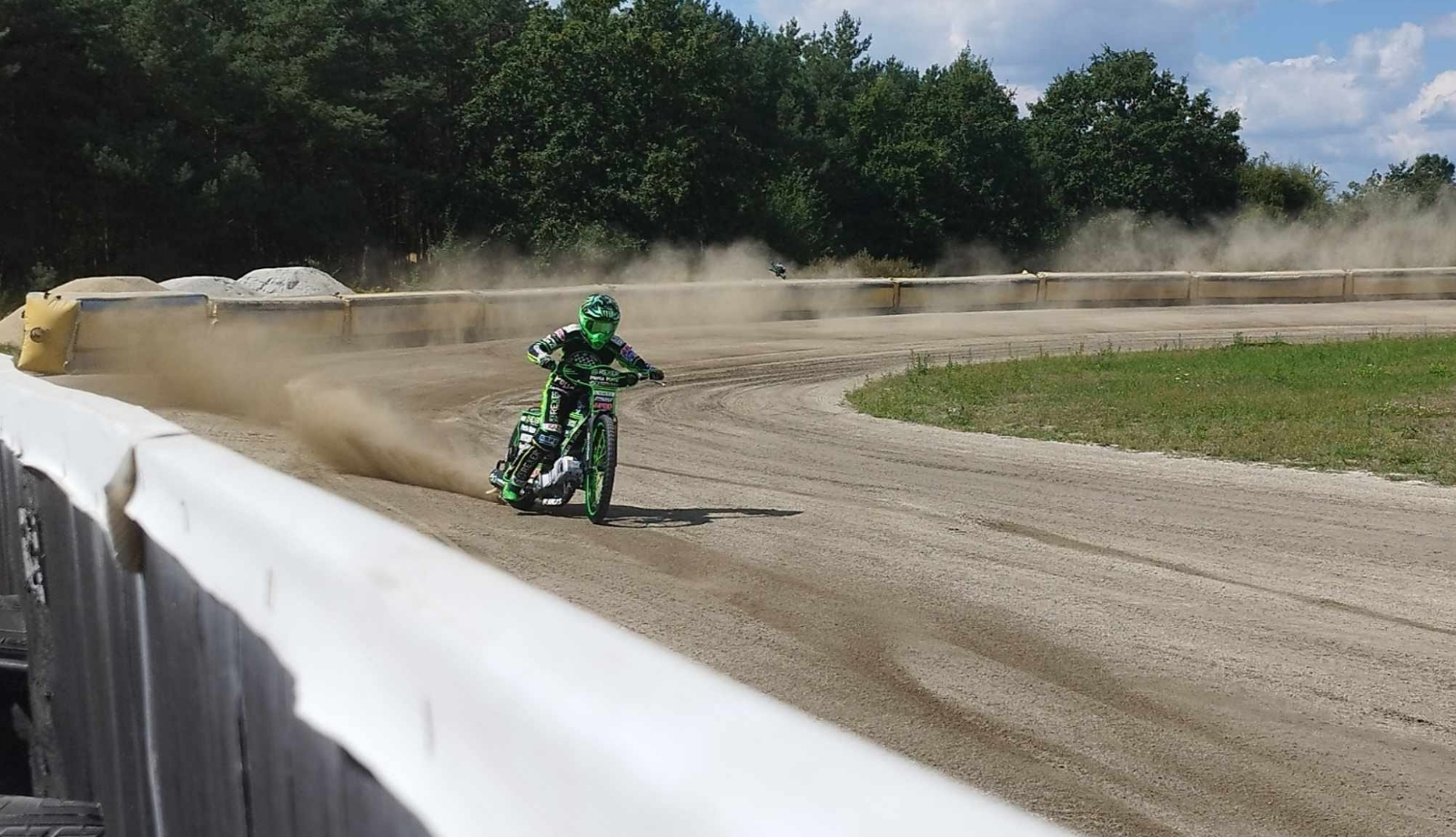 W Lubuskiem powstał nowy ośrodek żużlowy. Ich tor widać z drogi S3