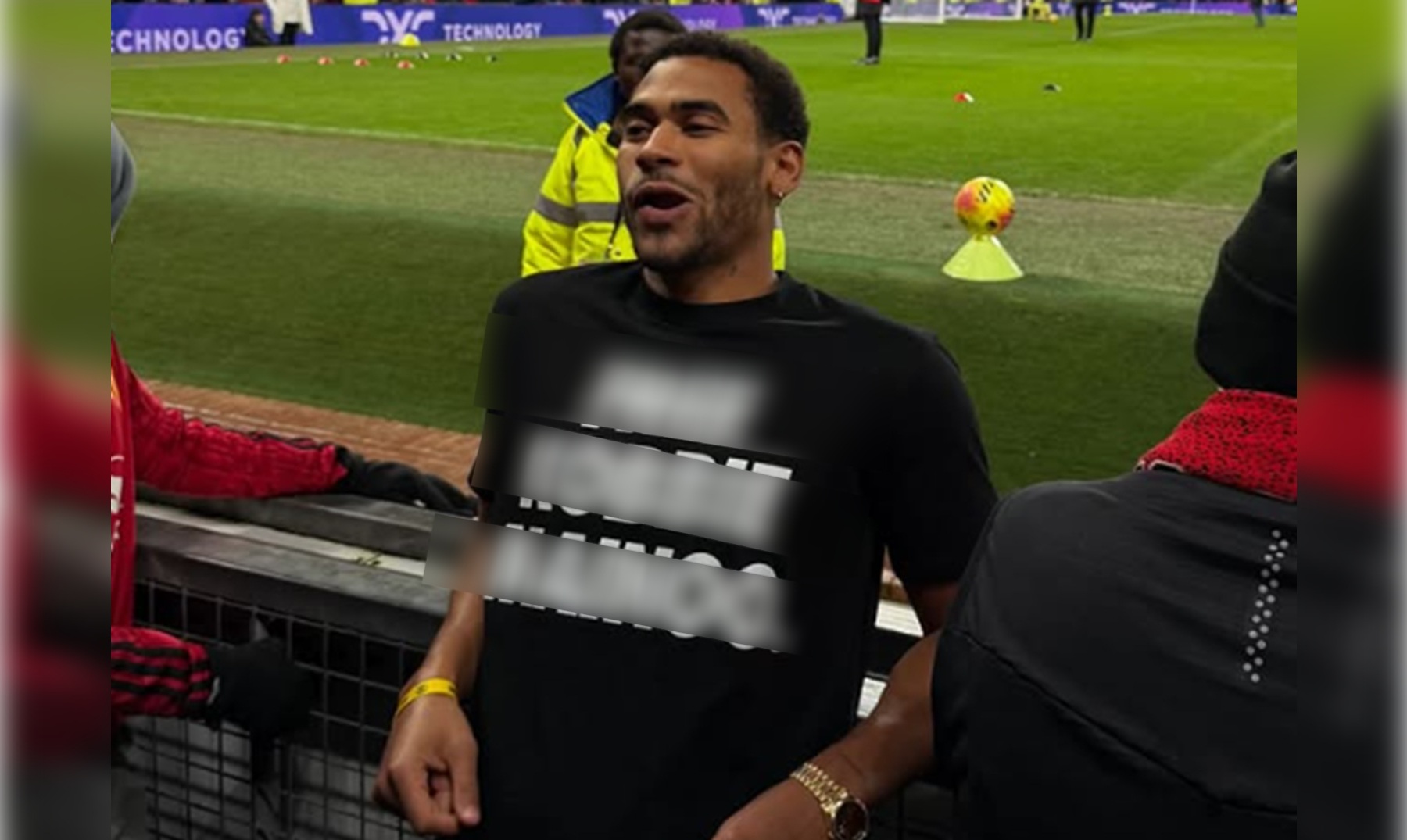 Gwiazdor "Love Island" protestował na meczu. Tylko spójrz, jaką koszulkę założył