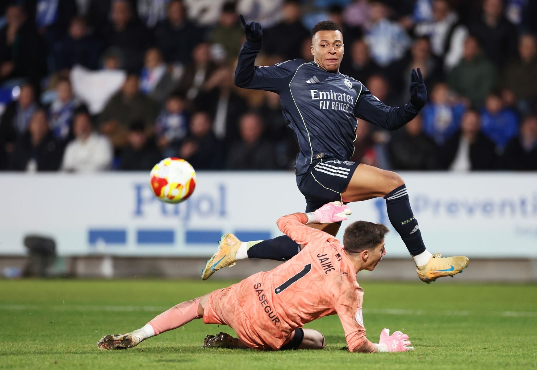 Hiszpanie grzmią po meczu Realu. "O krok od kompromitacji"