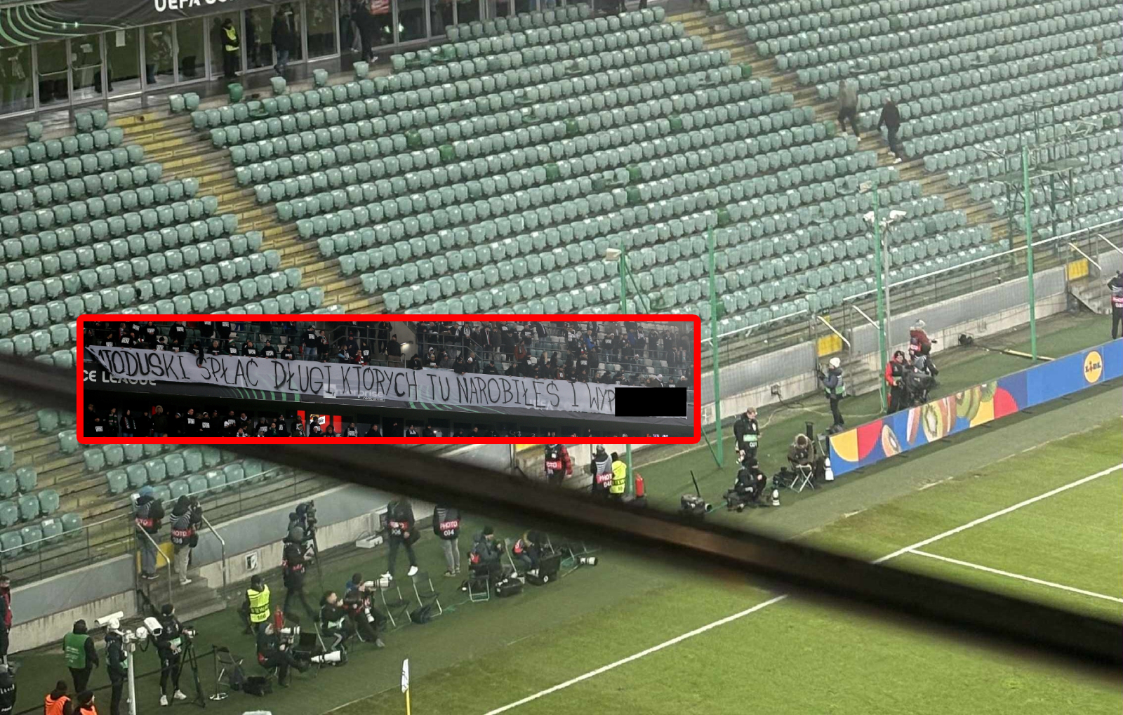 Wywiesili transparent, a potem wszyscy wyszli. Przygnębiające obrazki na Legii