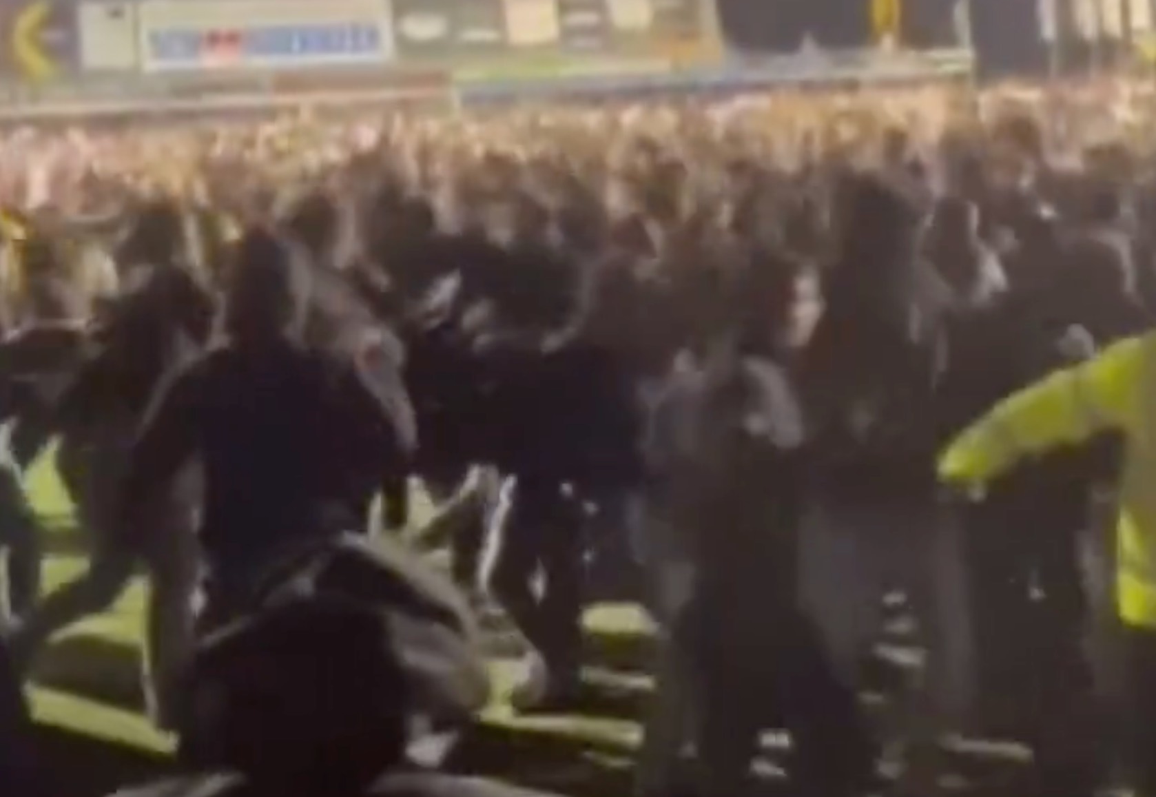 Skandaliczne sceny w Holandii. Masowa bójka na murawie