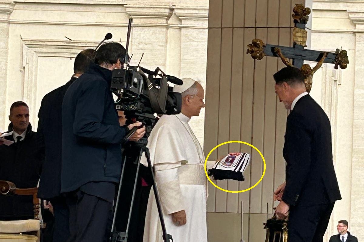 Taki prezent dali papieżowi. Był zdziwiony