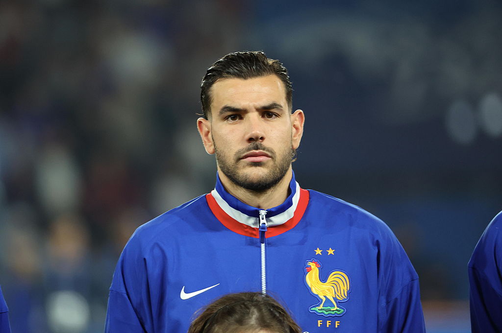 W końcu przerwał milczenie. "Jeśli zostaniesz, wyrzucimy cię z klubu"