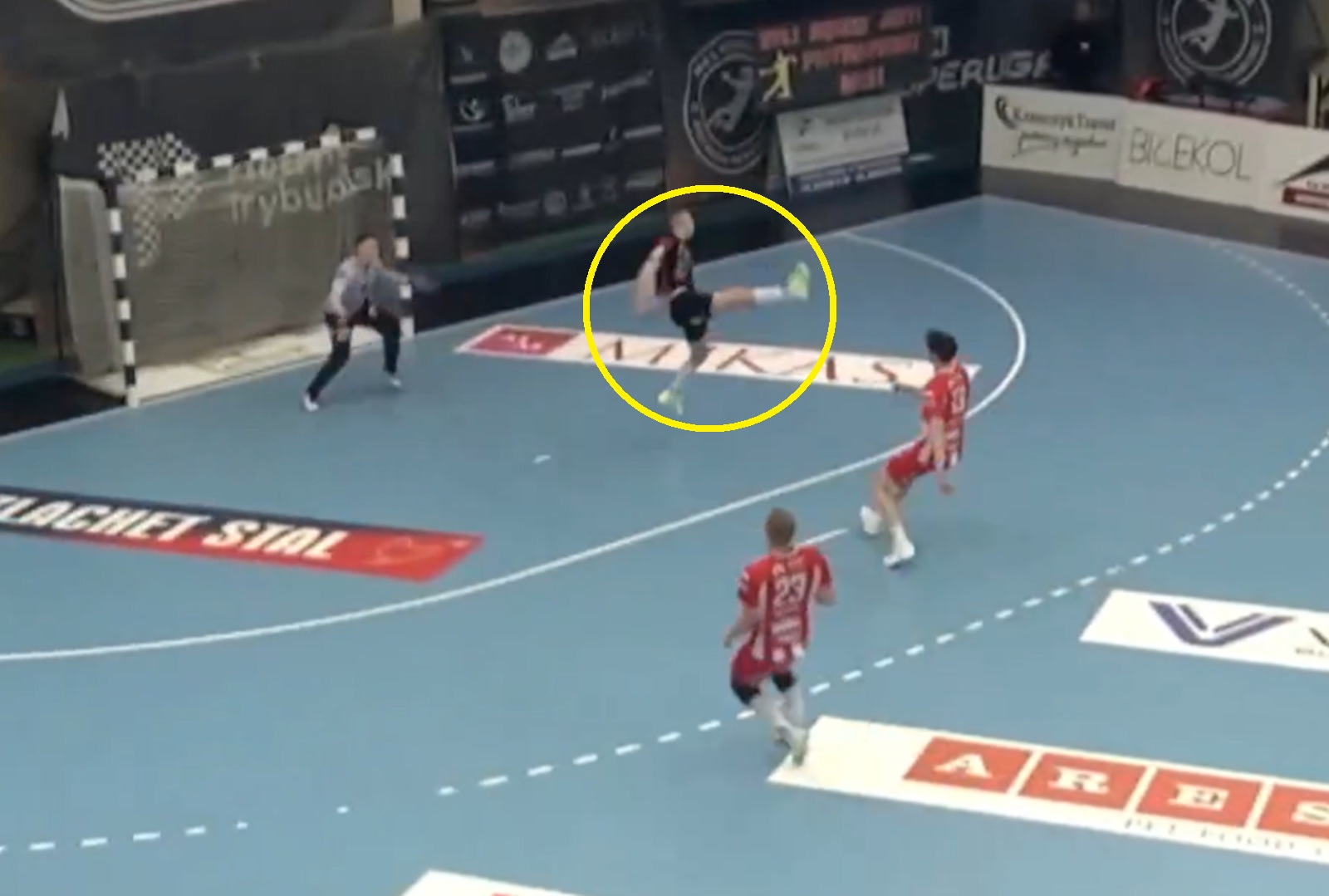 Jak on to zrobił?! Niewiarygodna bramka w polskiej lidze [WIDEO]