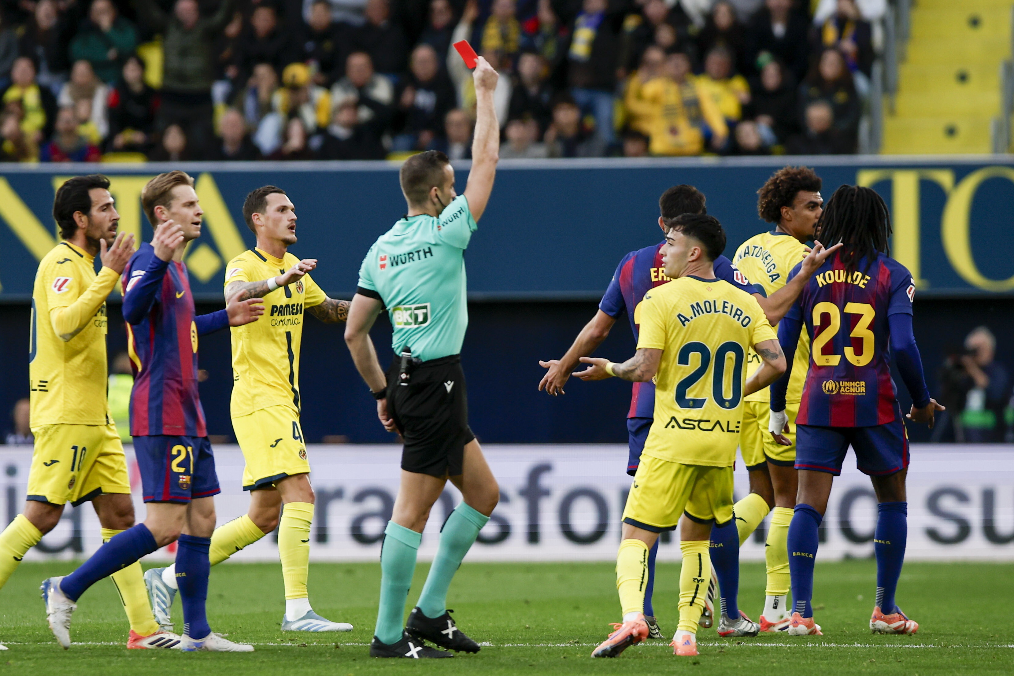 Wygrana FC Barcelony na koniec. Karny i czerwona kartka pomogły