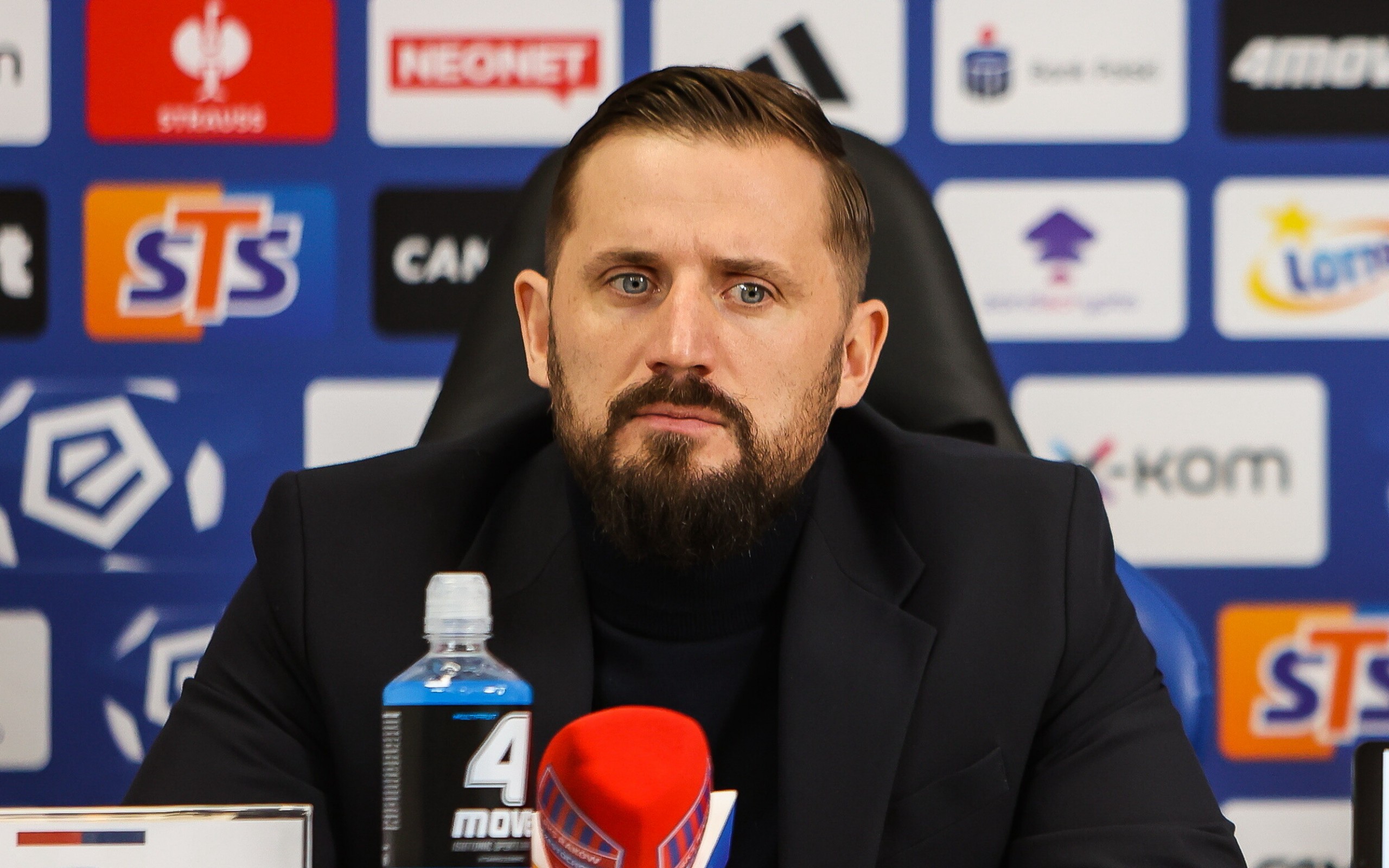 "Alkohol, pobicia, partnerzy". Jako dziecko przeszedł przez piekło. Piłka dała mu drugie życie