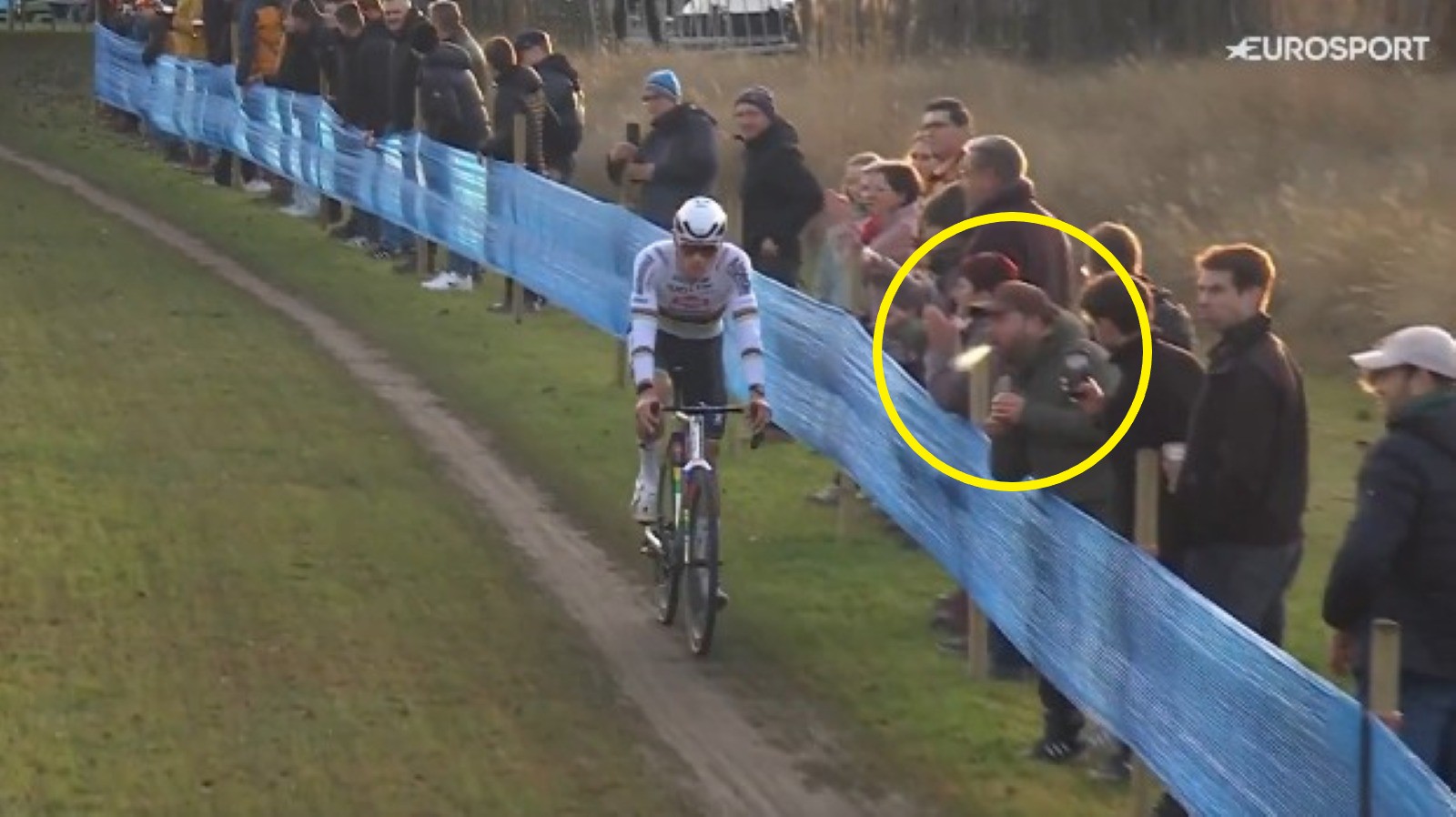 Skandal to mało powiedziane. Nagrało się, co kibic zrobił kolarzowi