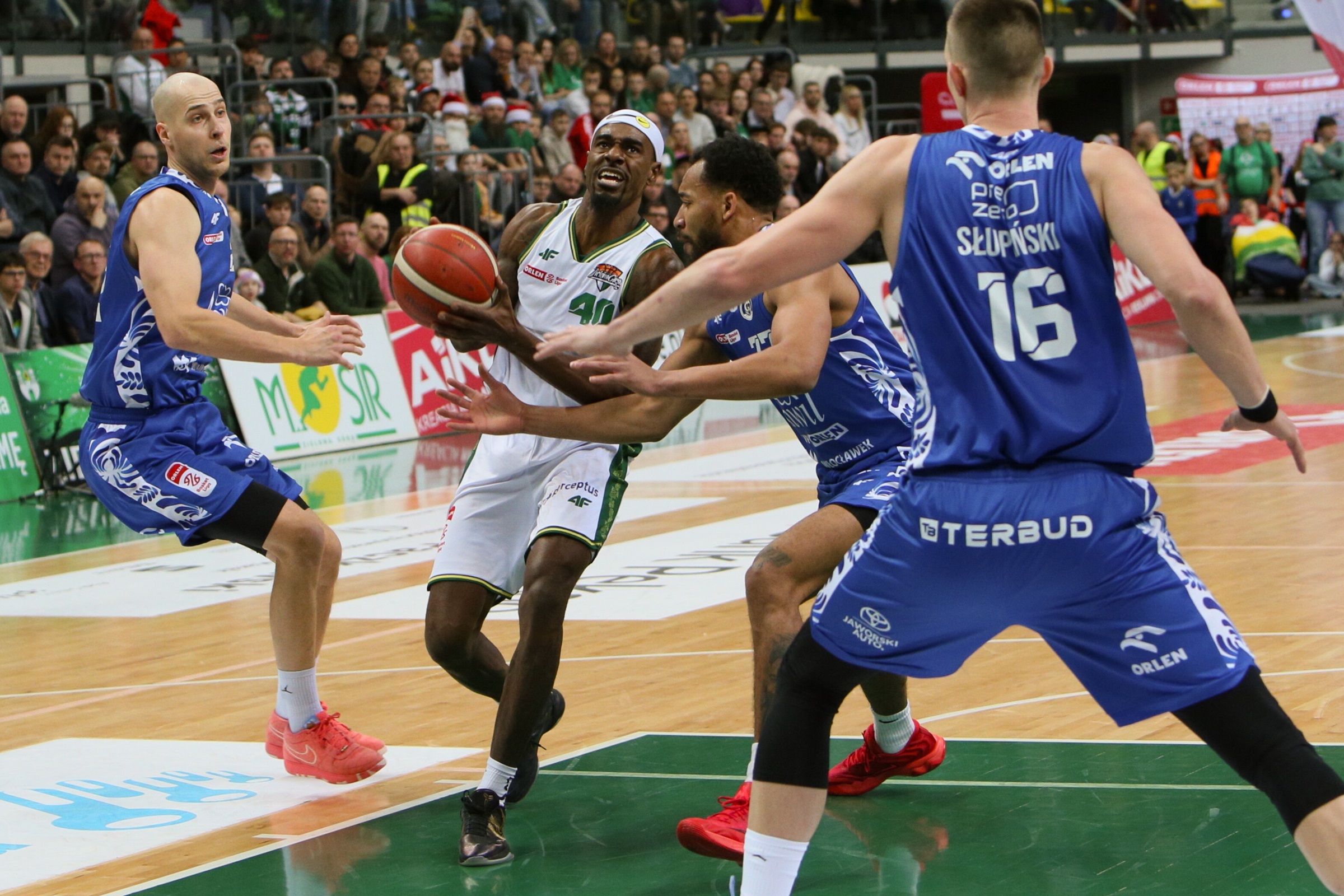 Pełne trybuny i show Lewisa. Tak Zastal ograł Anwil