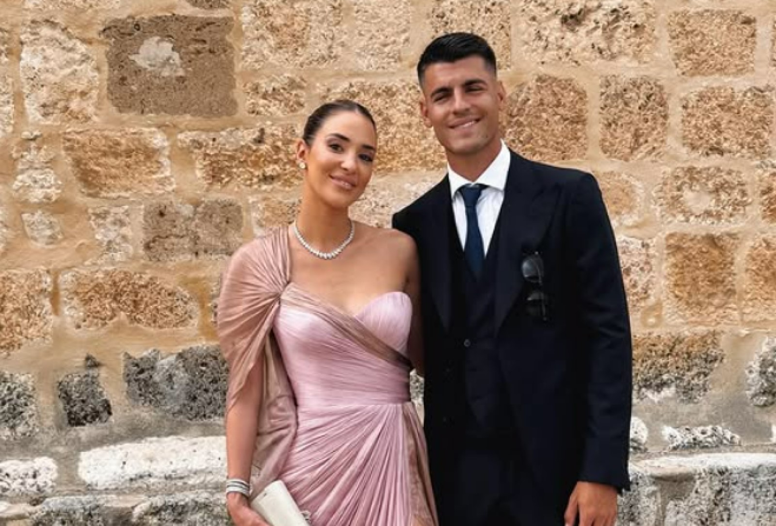 Od plotek aż huczy. "Już nie nosi obrączki"