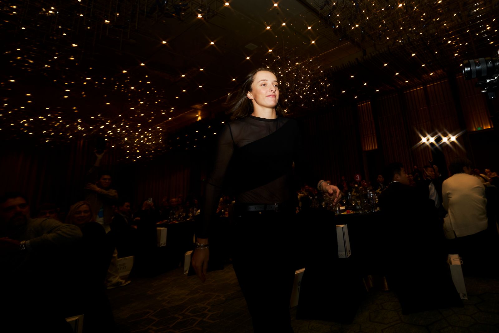 Przyszła w prześwitującej bluzce. Świątek zachwyciła