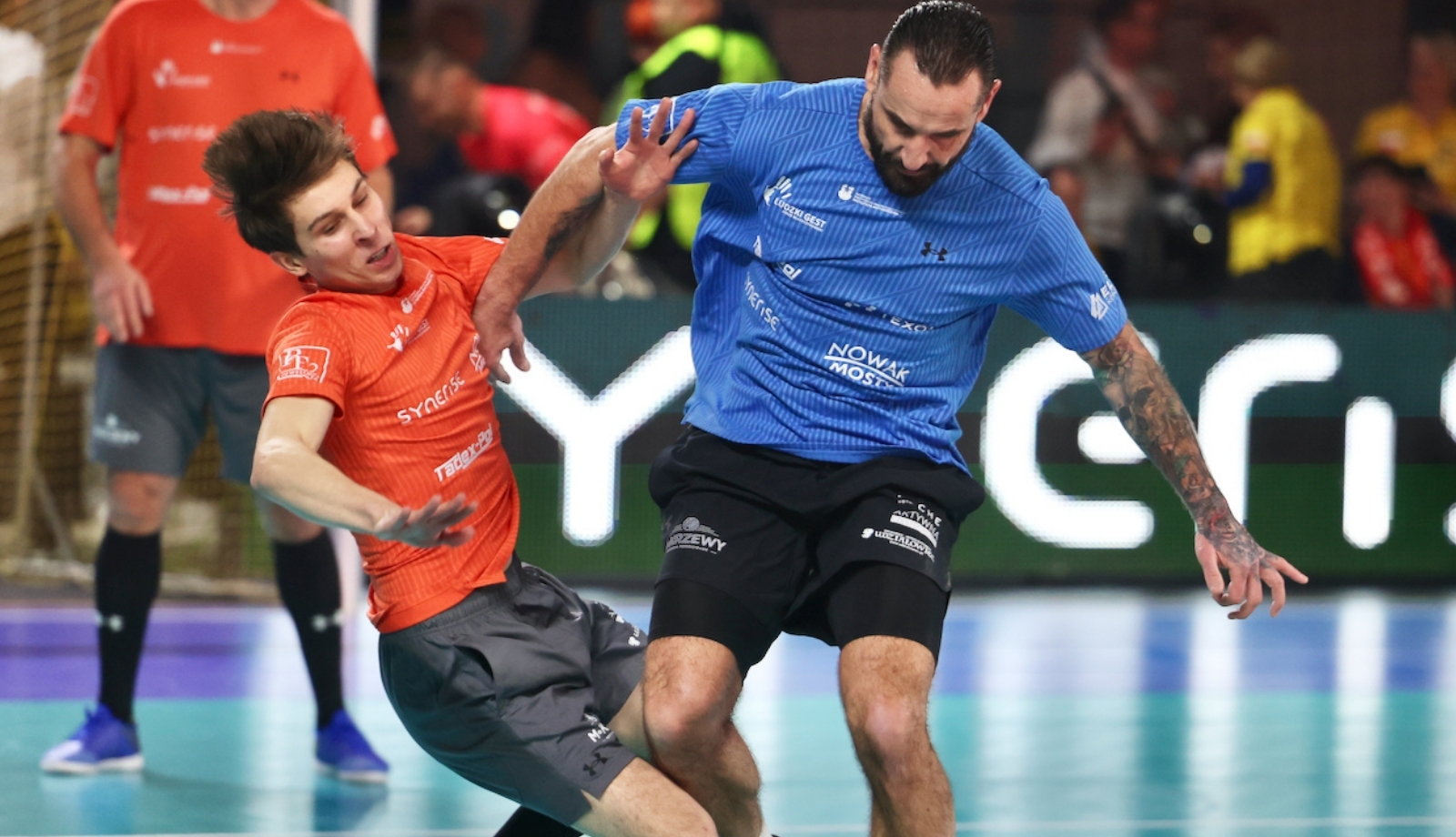 Zamienił kevlar na trykot piłkarski. "Piłka jest, ale bardziej z boku"