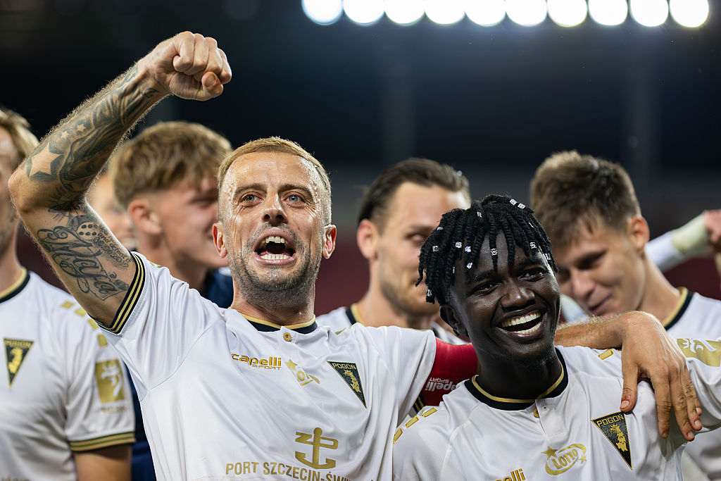 Piłkarz zasłynął zdjęciem z klubu nocnego, Pogoń Szczecin chce go sprzedać